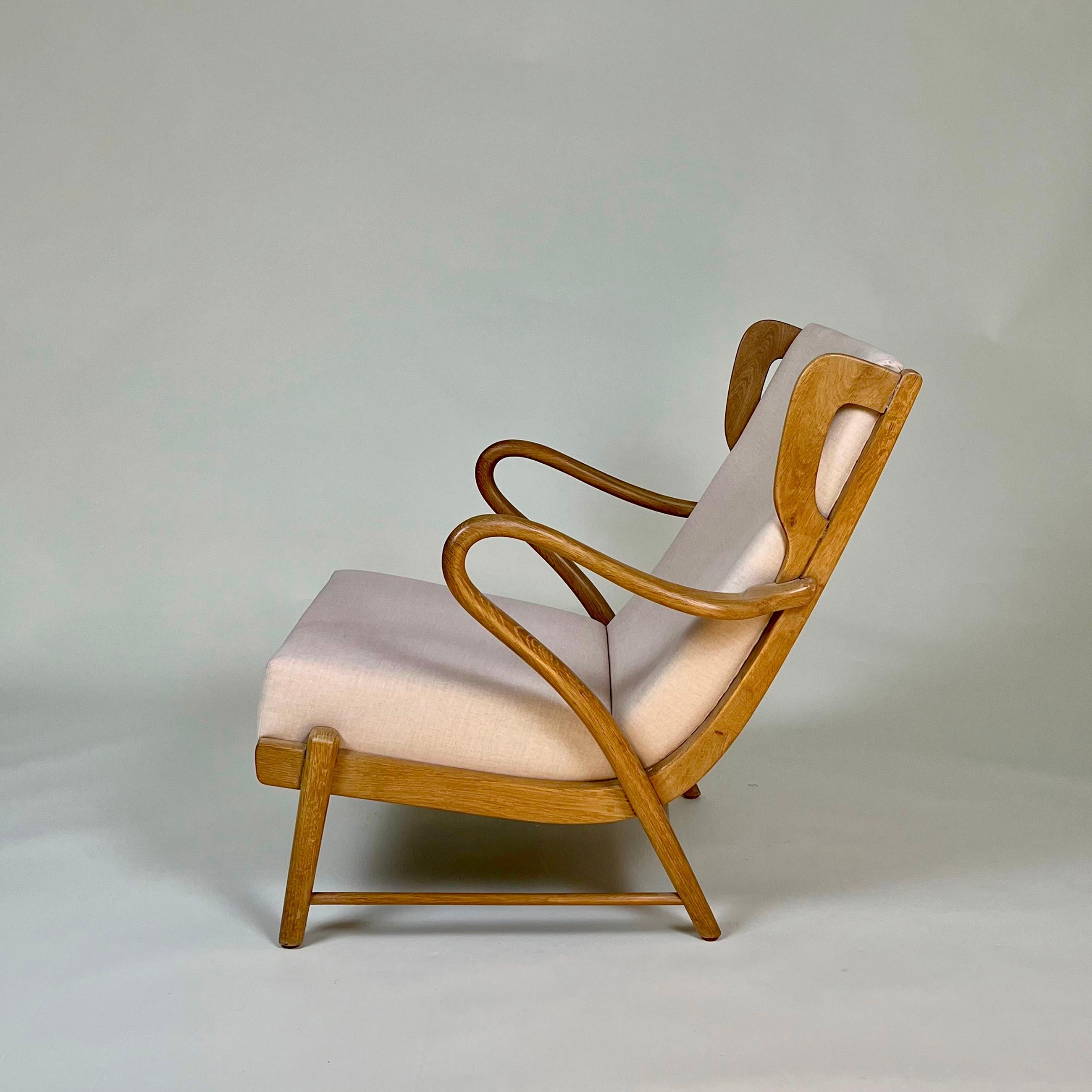 Falegnameria Coppia di sedie wingback scultoree danesi degli anni '40 in Oak attribuite a Otto Færge in vendita