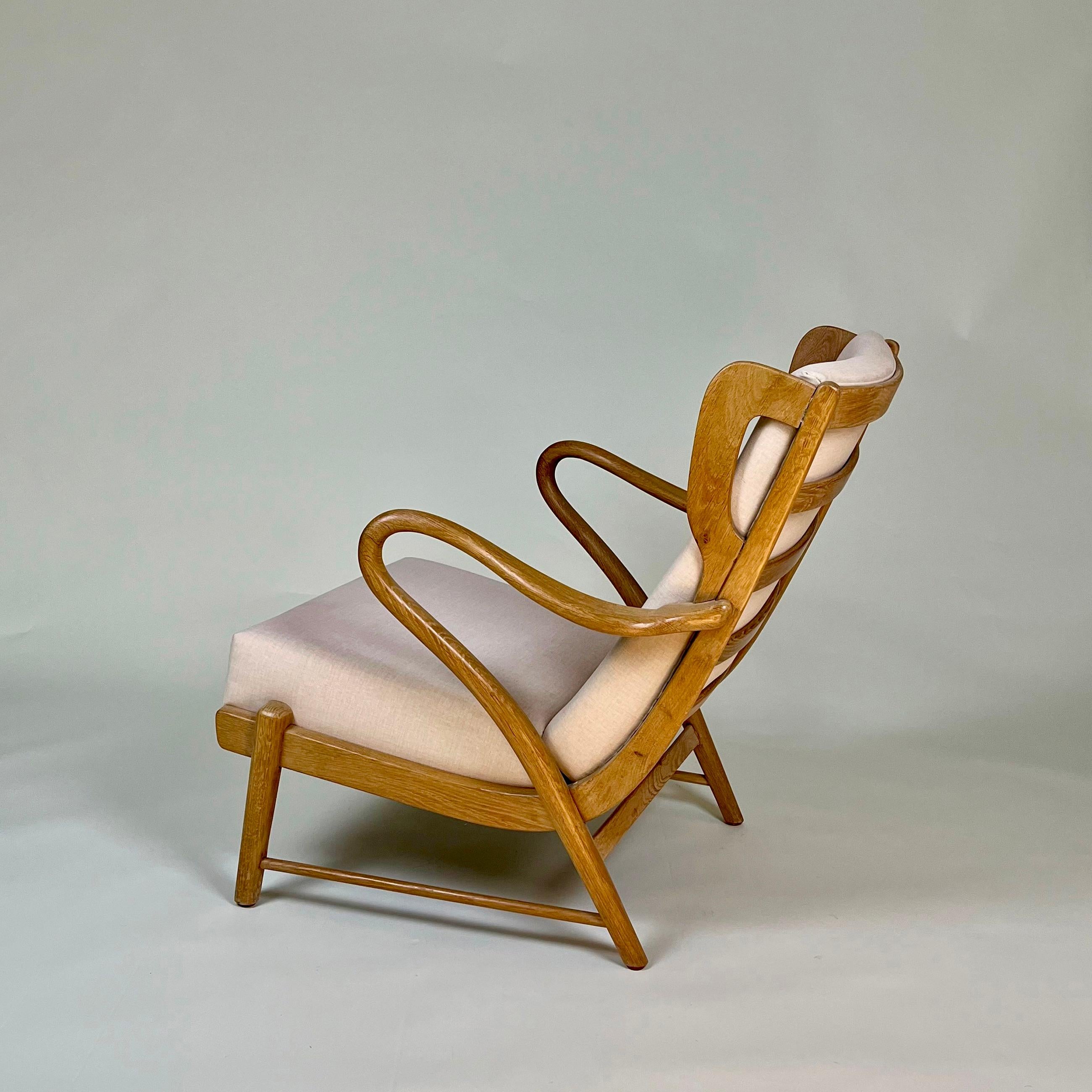 Metà XX secolo Coppia di sedie wingback scultoree danesi degli anni '40 in Oak attribuite a Otto Færge in vendita