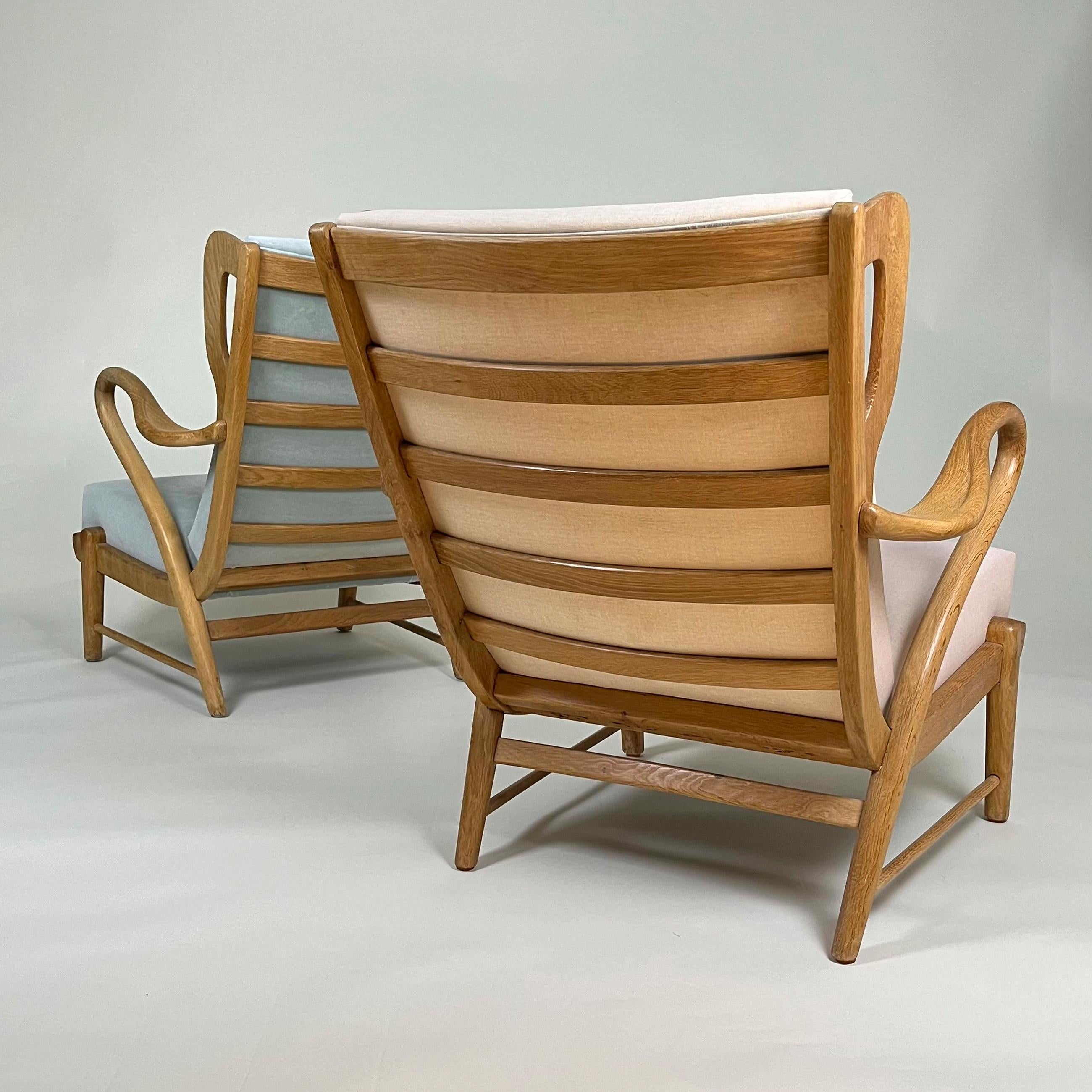 Tessuto Coppia di sedie wingback scultoree danesi degli anni '40 in Oak attribuite a Otto Færge in vendita