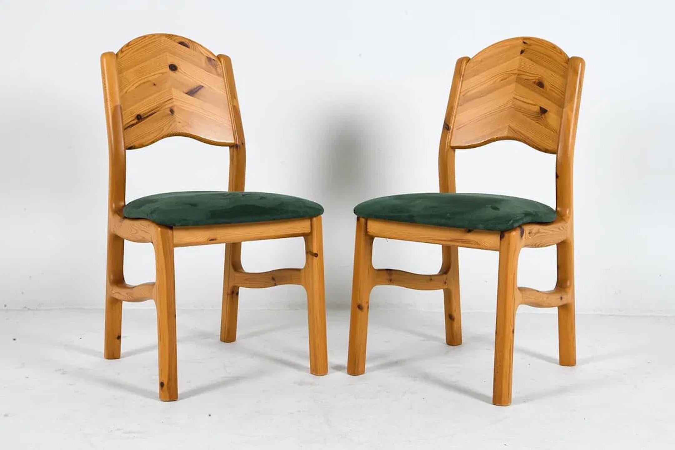 A Pair of Danish Pine Dining Chairs in the Style of Rainer Daumiller, 1970s (Moderne) im Angebot