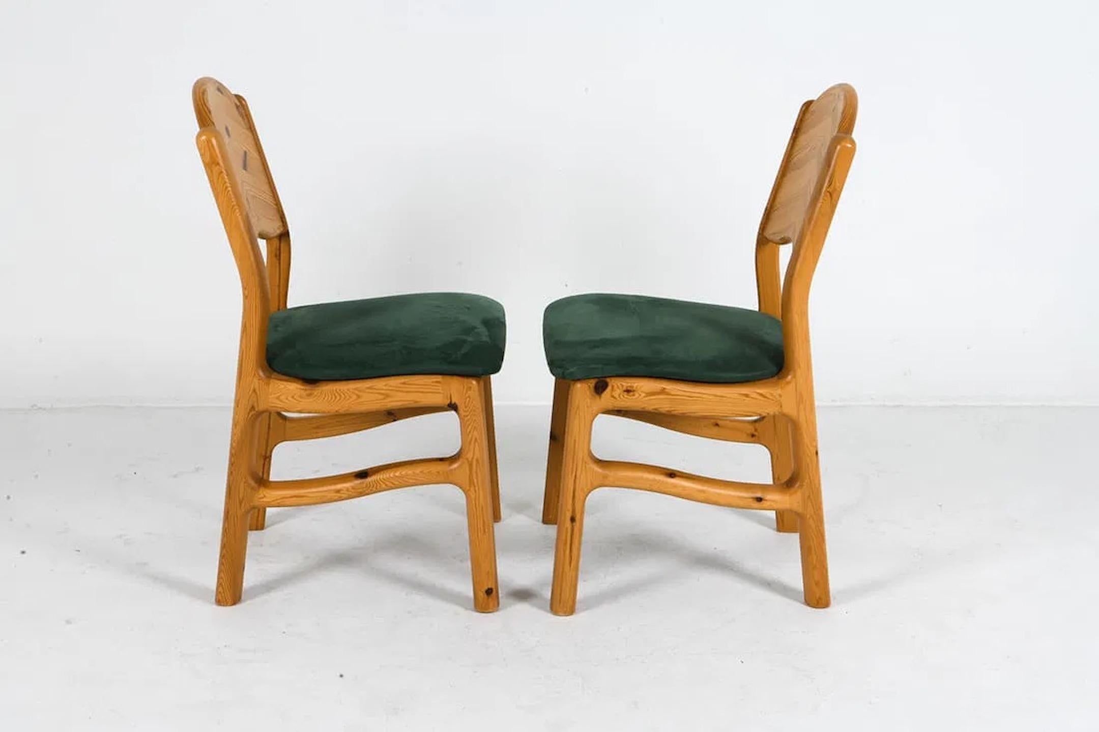 A Pair of Danish Pine Dining Chairs in the Style of Rainer Daumiller, 1970s (Dänisch) im Angebot