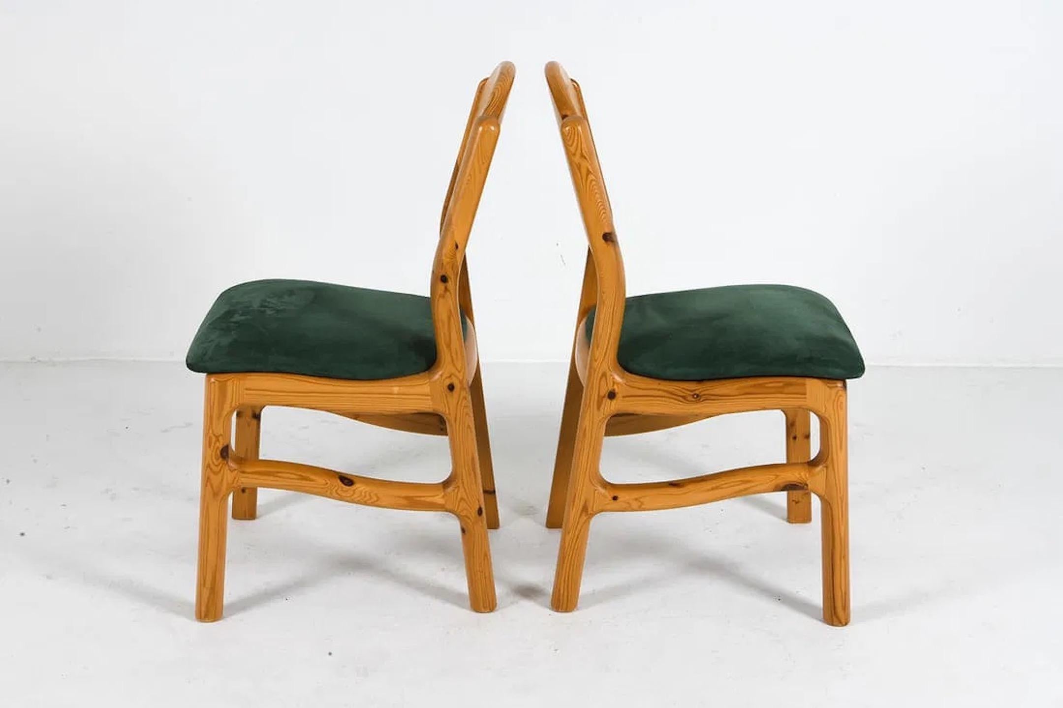 A Pair of Danish Pine Dining Chairs in the Style of Rainer Daumiller, 1970s (Ende des 20. Jahrhunderts) im Angebot