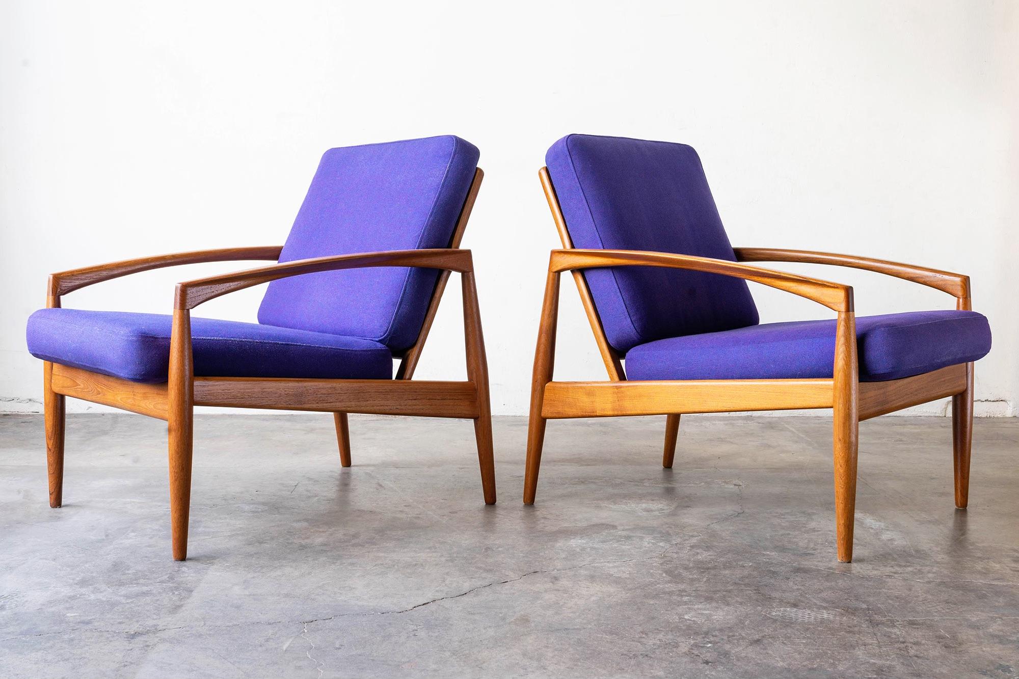 A  rare pair of 'Paper Knife' model 121 lounge chairs in teak and purple wool designed by Kai Kristiansen for Magnus Olesen in 1955.

Features:

• Gorgeous organic design style sculpted in solid teak.
• Model 121
• Factory marked
• We Believe it to