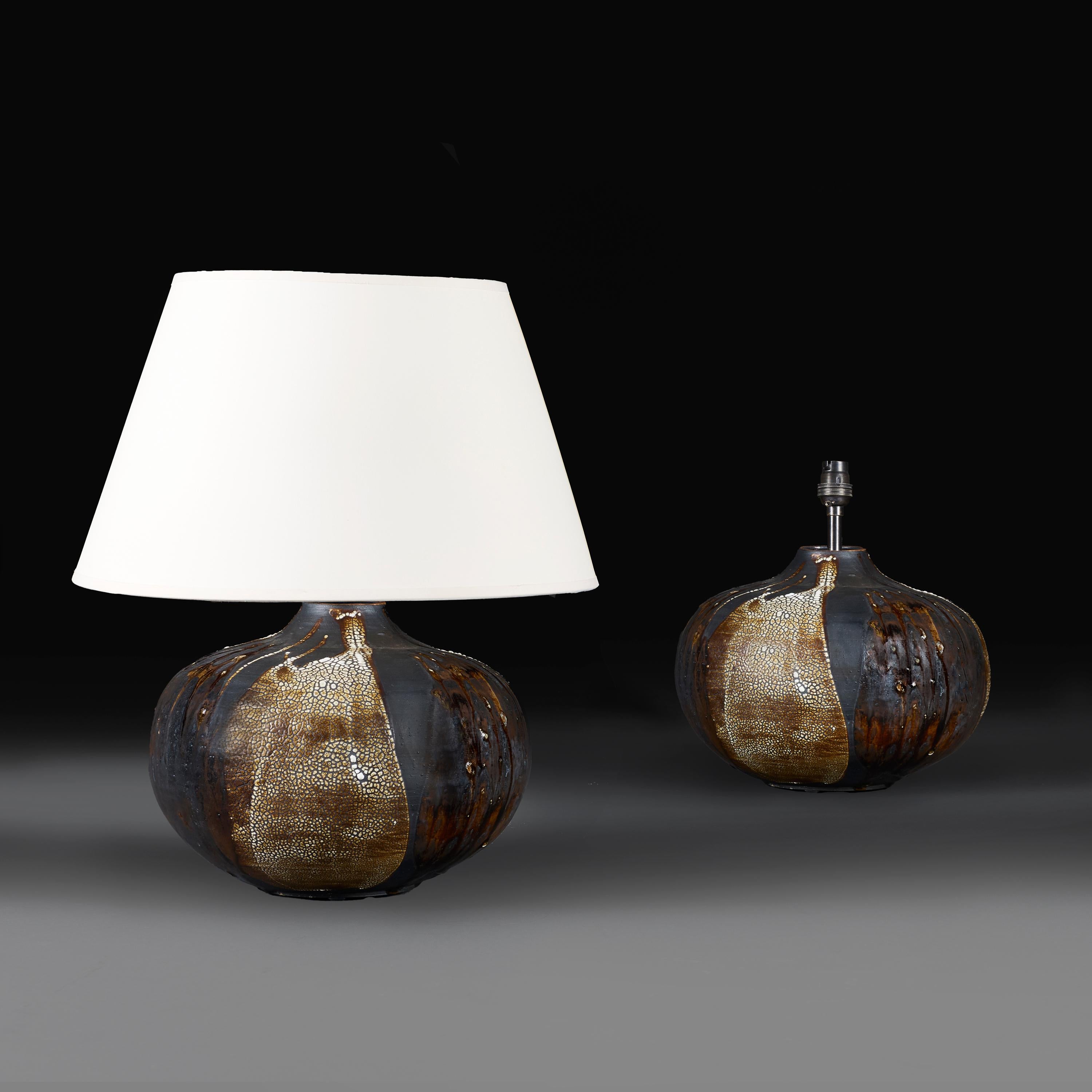 +IVA.

Inglaterra, Hecho a medida. Plazo de entrega: 4-6 semanas.

Un par de lámparas de cerámica de arte oscuro de forma hinchada, decoradas con melaza goteante y esmaltes craquelados blancos en toda su superficie.

Altura 26,00 centímetros.
Altura
