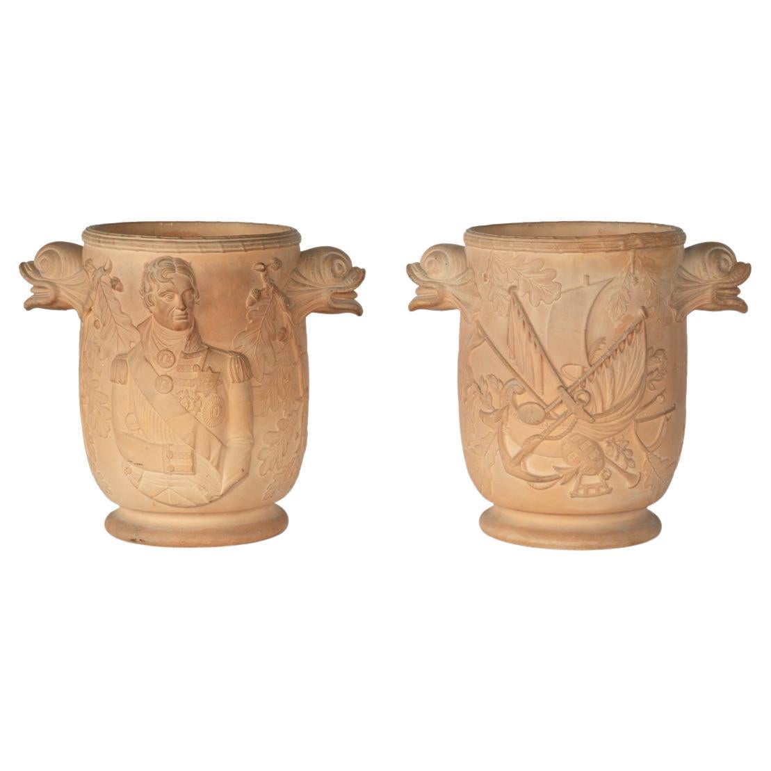 Paire de rafraîchisseurs de vin en terre cuite Davenport Admiral Lord Nelson, chacun moulé en relief avec un portrait de l'amiral vicomte Nelson, en uniforme et médailles, entre deux branches de chêne portant des glands d'un côté et une panoplie