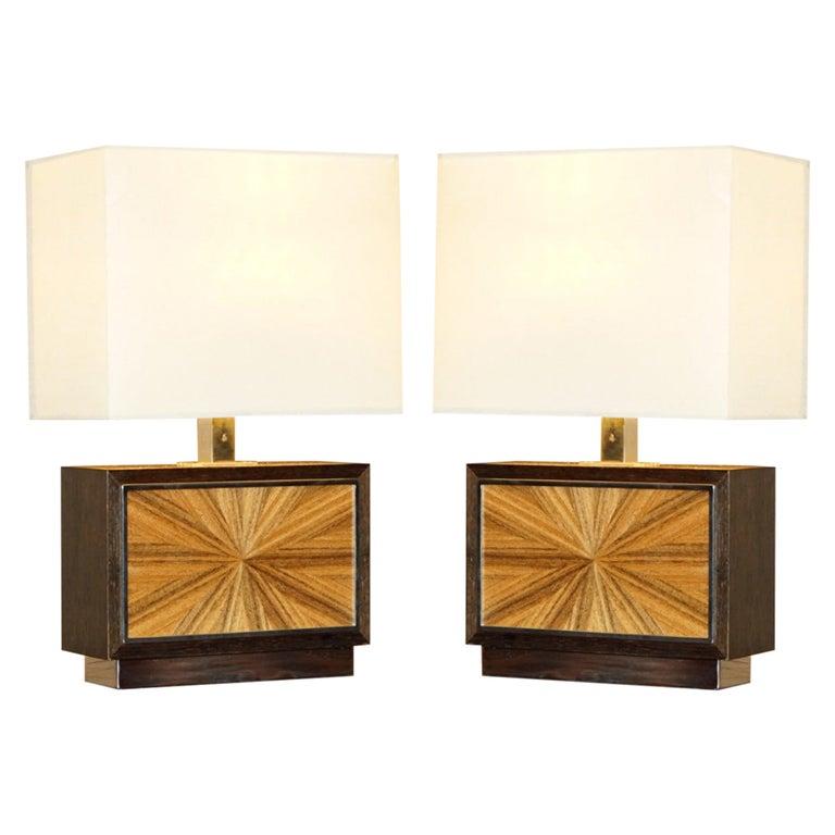 Un elegante set di due lampade da tavolo Chelsea Sun Burst Side di David Linley.
Entrambe le lampade sono incise Linley e sono dotate di paralumi abbinati.
Interruttori dimmer collegati a entrambe le lampade.
Sarebbe perfetto per qualsiasi tavolo da