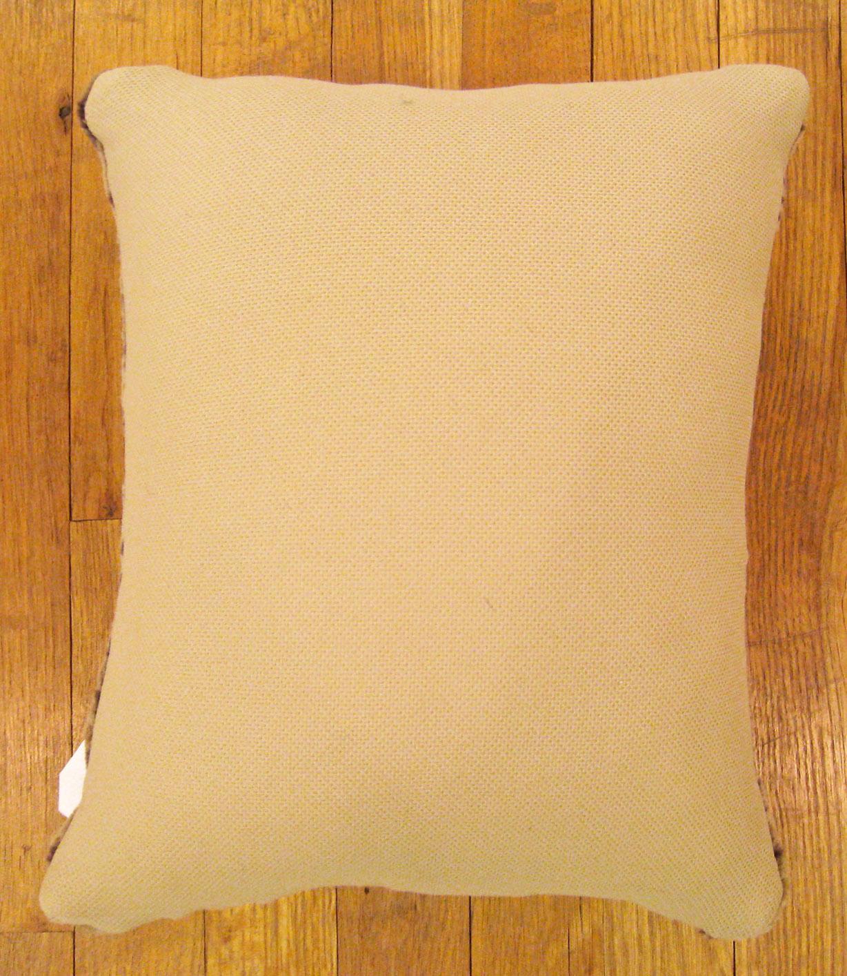 Dekorative antike indische Agra-Teppichkissen mit geometrischem Muster, Paar im Angebot 1