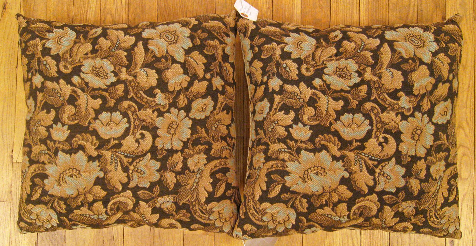 Una coppia di cuscini antichi in arazzo jacquard; dimensioni 1'5