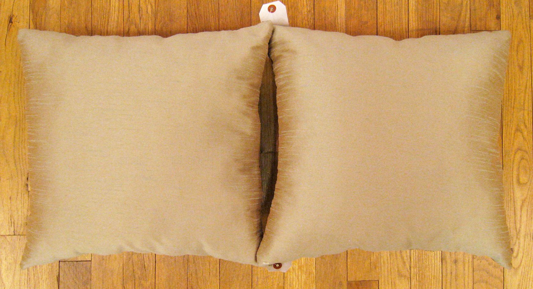Coppia di cuscini decorativi antichi in arazzo jacquard con elementi floreali In condizioni buone in vendita a New York, NY