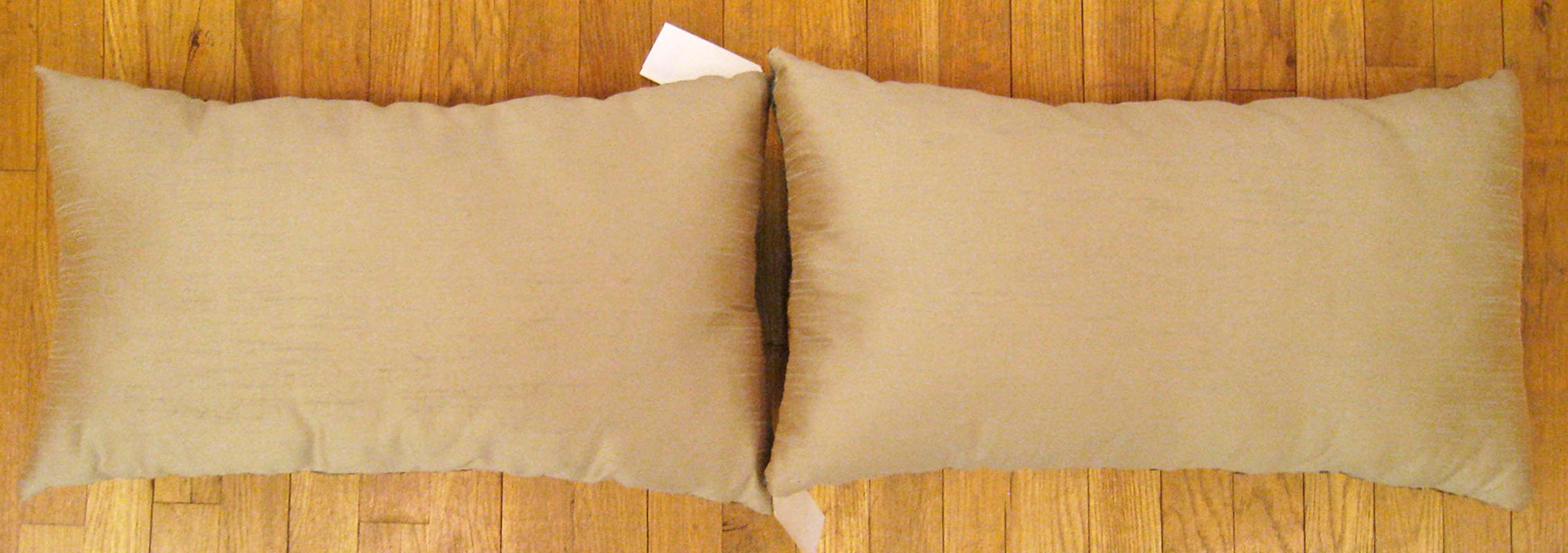 Inizio XX secolo Coppia di cuscini decorativi antichi in arazzo jacquard con elementi floreali in vendita
