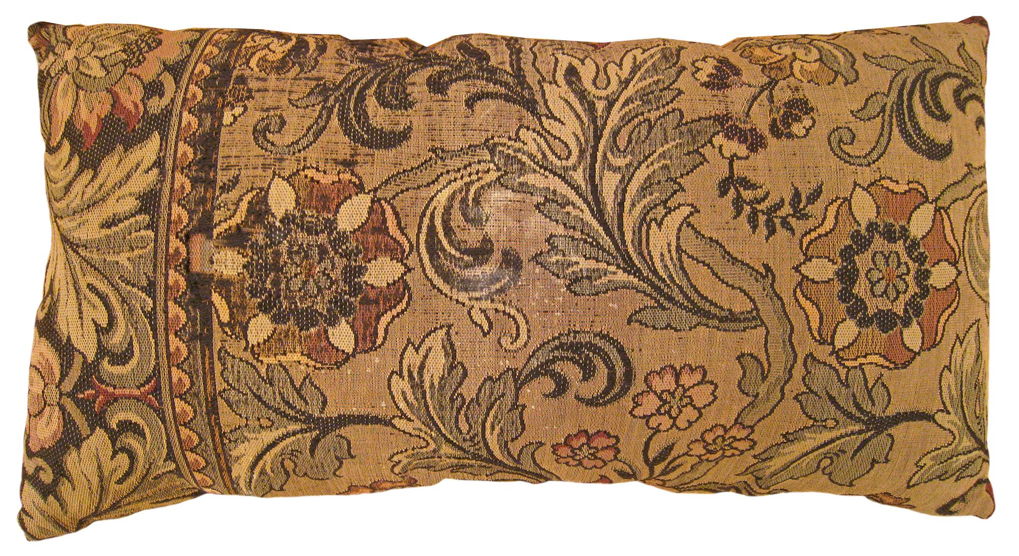 Pair of Decorative Antique Jacquard Tapestry Pillows with Floral Elements In Good Condition For Sale In New York, NY