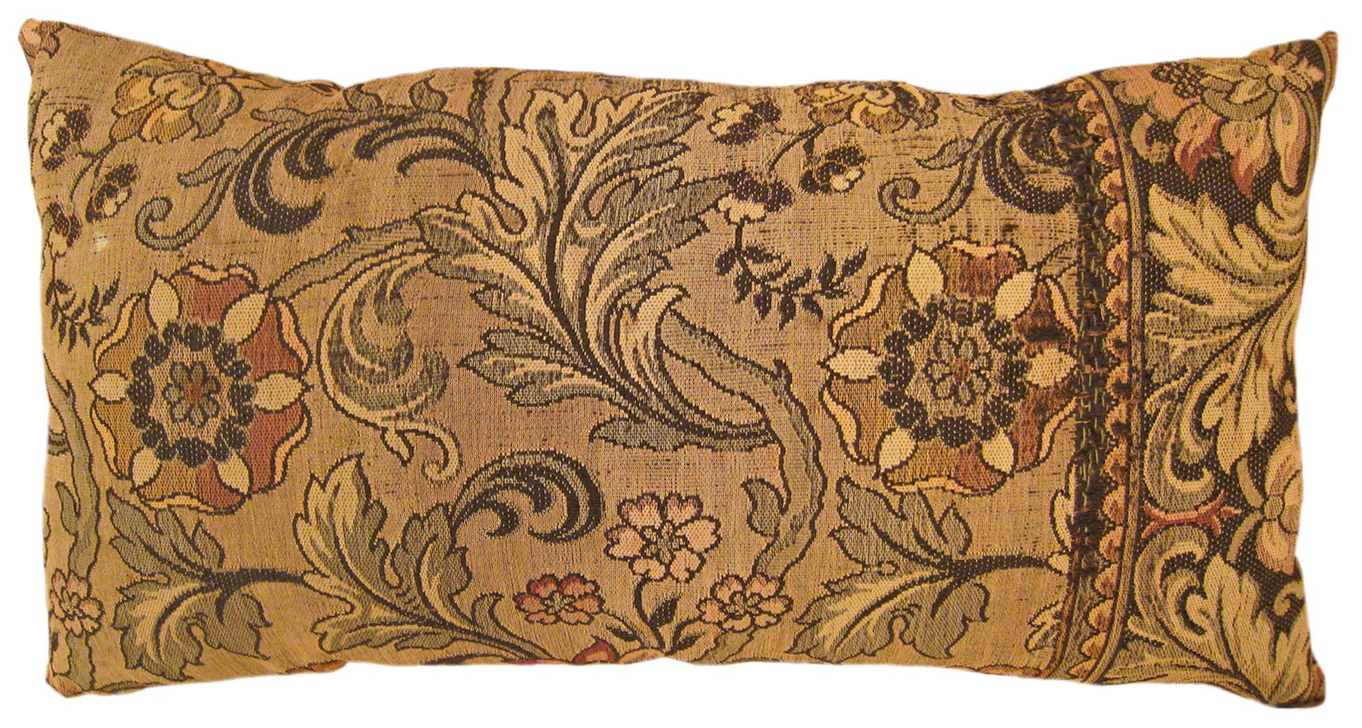 Pareja de cojines decorativos antiguos de tapicería de jacquard con elementos florales en venta 2