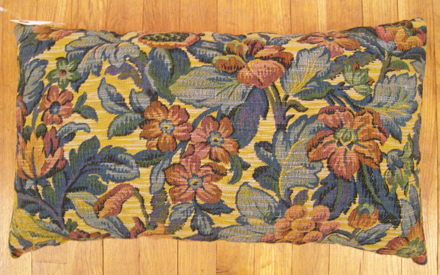 Coppia di cuscini decorativi antichi in arazzo jacquard con elementi floreali in vendita 4