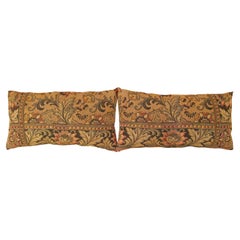 Paire de coussins décoratifs anciens en tapisserie jacquard décorative avec éléments floraux