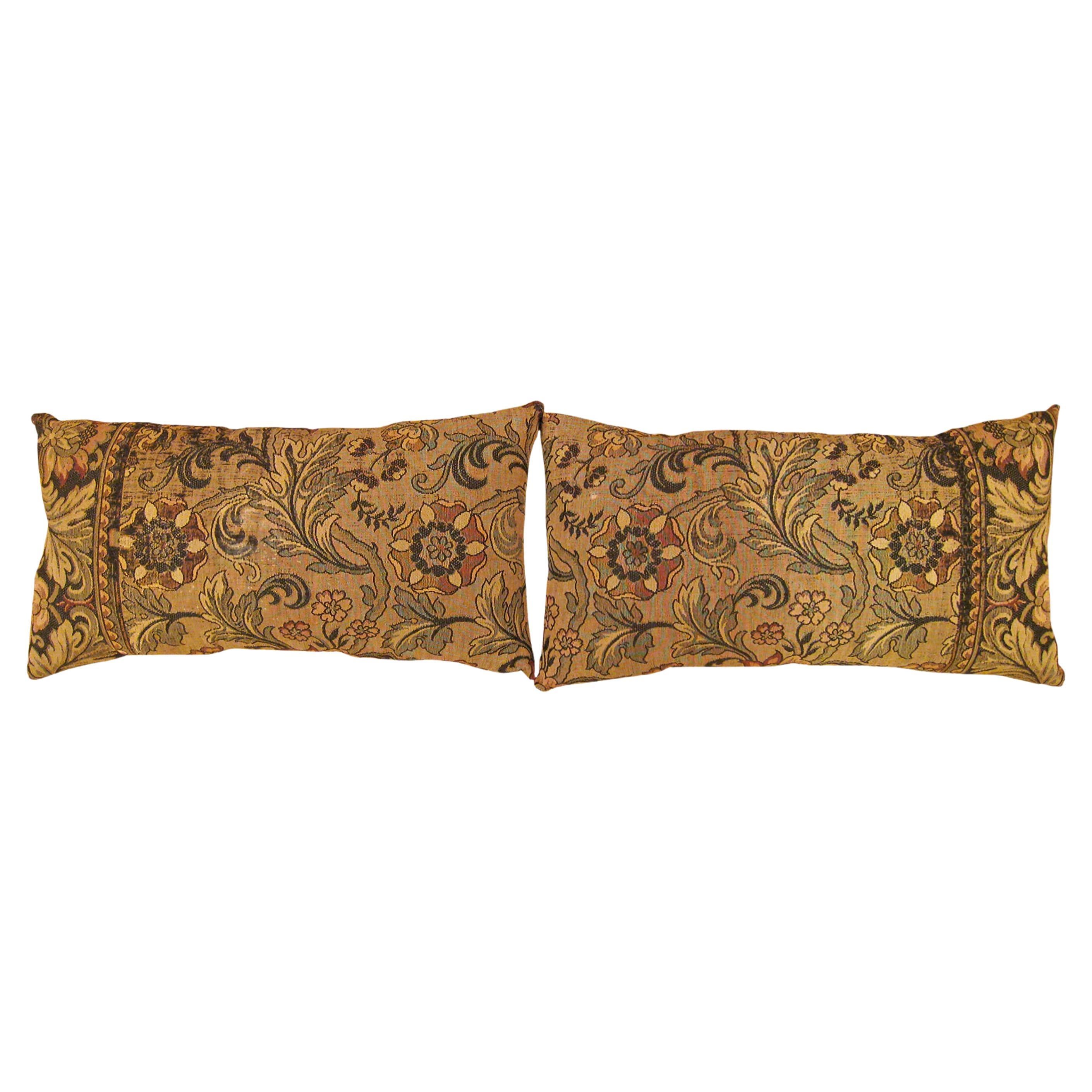Pareja de cojines decorativos antiguos de tapicería de jacquard con elementos florales en venta