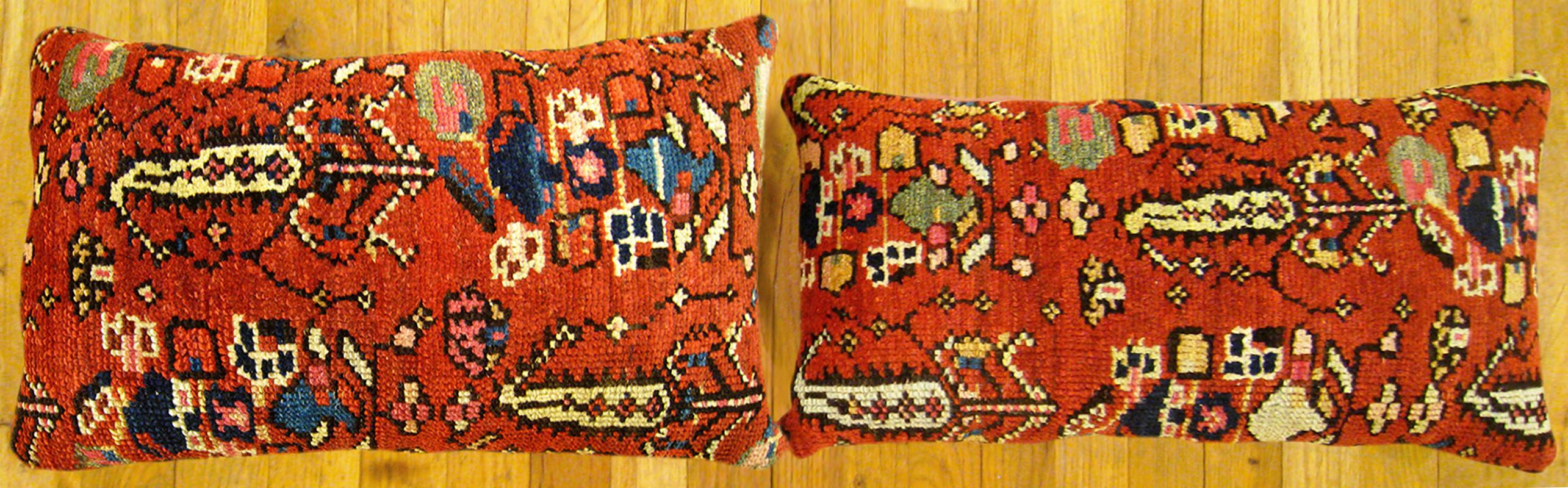 Paire de coussins anciens en tapis persan Malayer ; taille 18