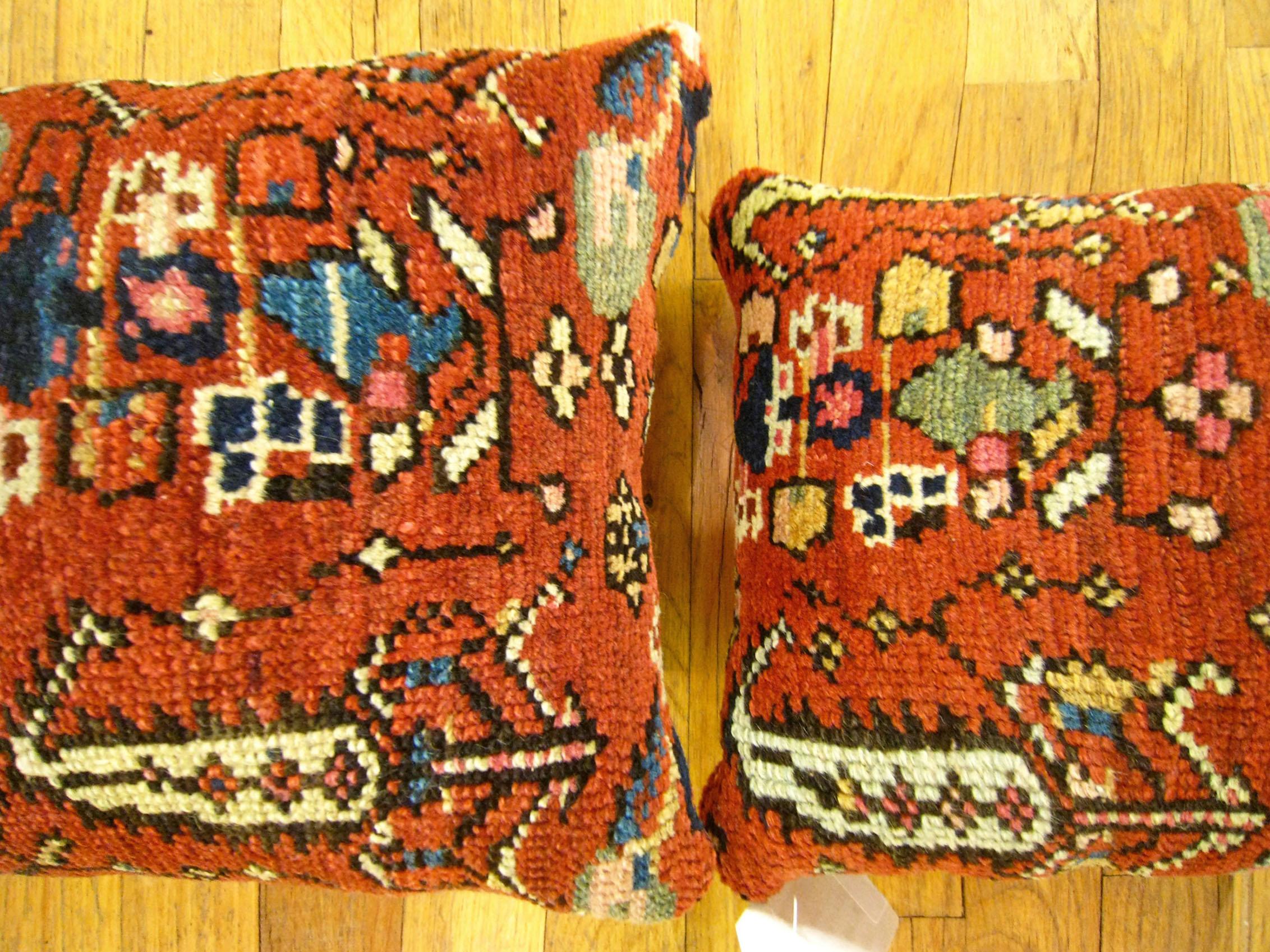 Paire de coussins décoratifs persans anciens Malayer sur tapis  Bon état - En vente à New York, NY