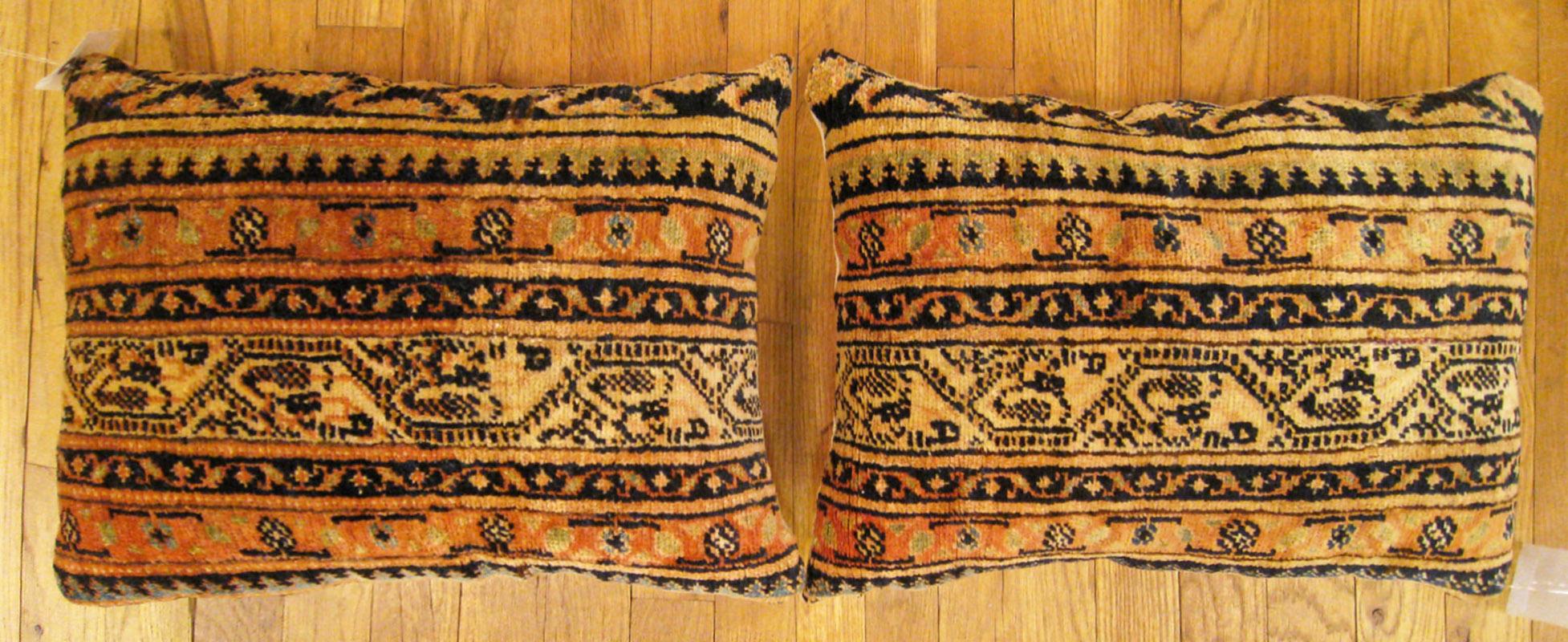 Ein Paar antiker persischer Saraband-Teppich-Kissen; Größe jeweils 1'8
