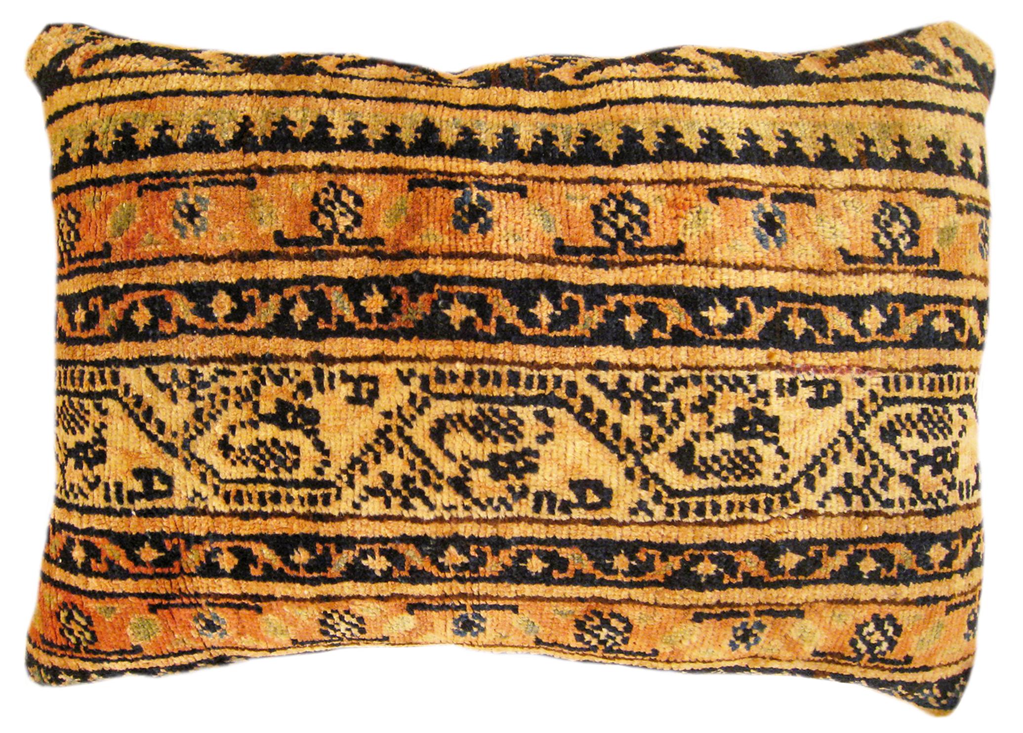 Dekorative antike persische Saraband-Teppichkissen, Paar im Angebot 2