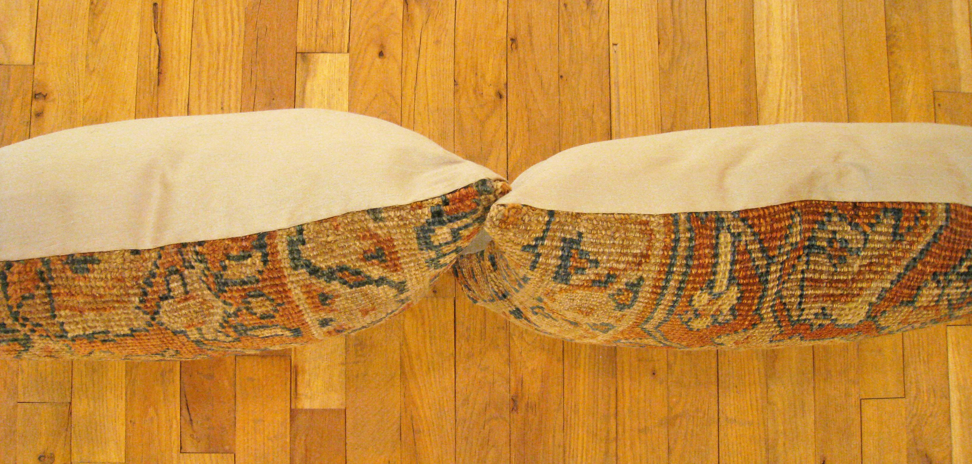 Paire de coussins décoratifs persans anciens Sultanabad décoratifs avec médaillon central Bon état - En vente à New York, NY