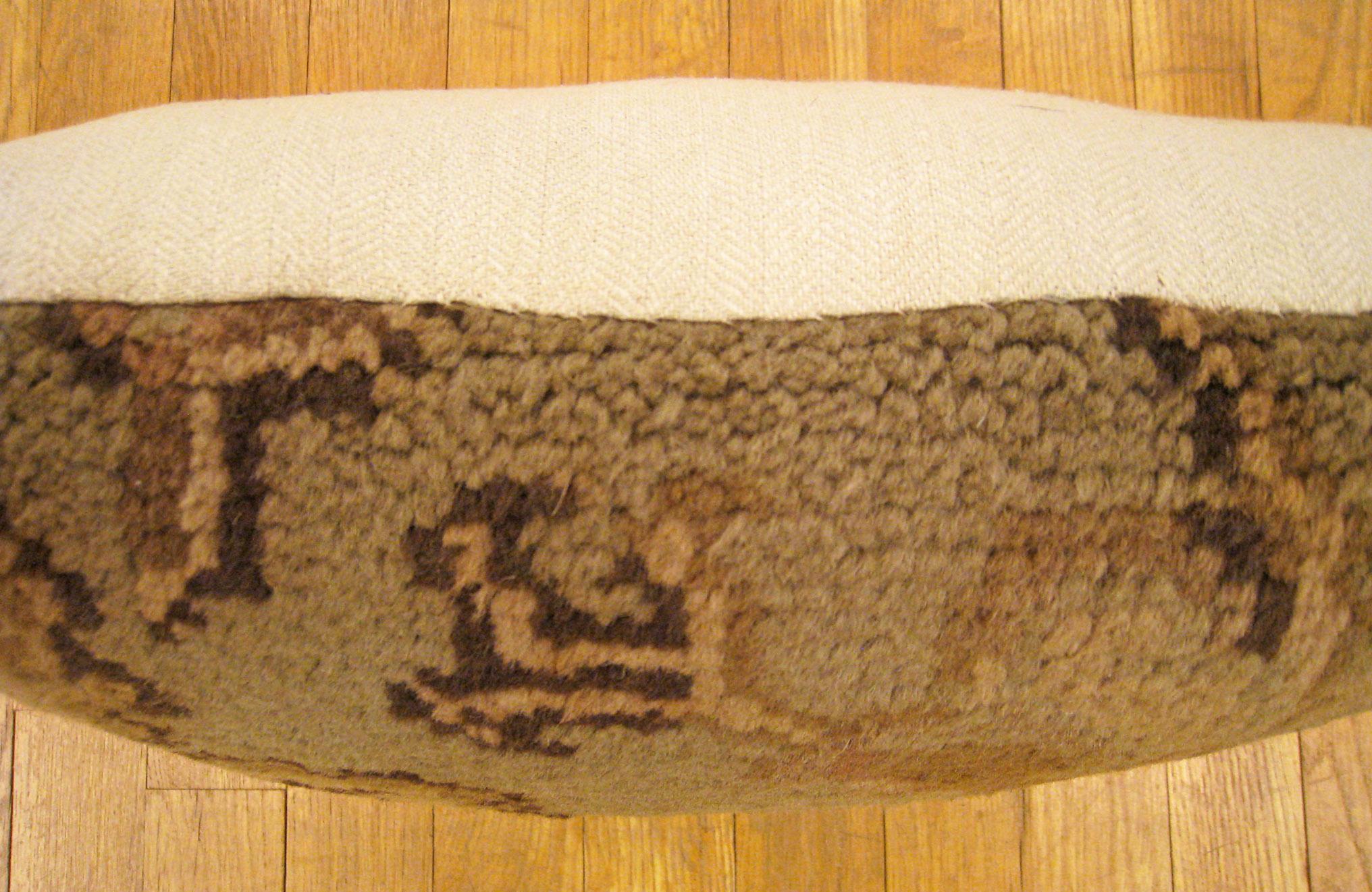 Dekorative antike spanische Savonnerie-Teppichkissen mit geometrischem Muster, Paar (Wolle) im Angebot