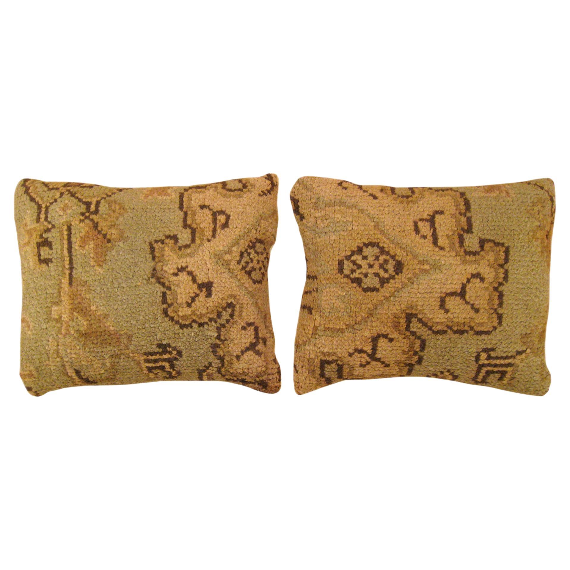 Dekorative antike spanische Savonnerie-Teppichkissen mit geometrischem Muster, Paar im Angebot