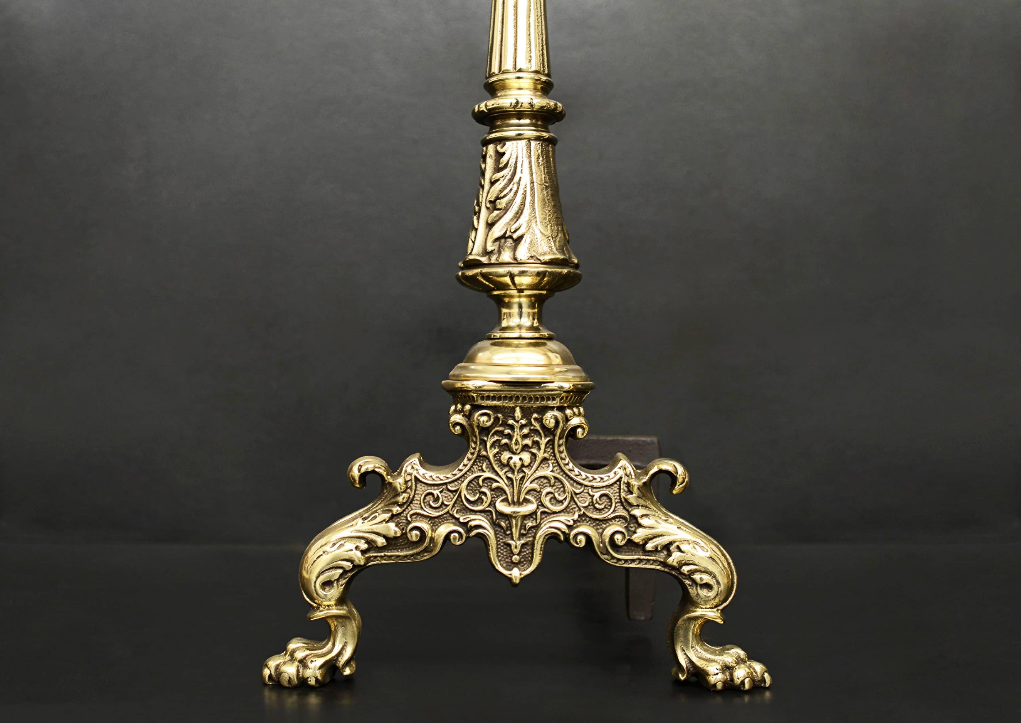 A pair of decorative brass firedogs. The claw feet surmounted by tapering shafts and flamed finials. English, 19th century. 

Measures: height: 550 mm 21 