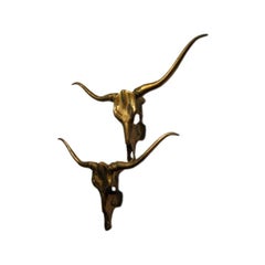 Un par de sculls decorativos de latón
