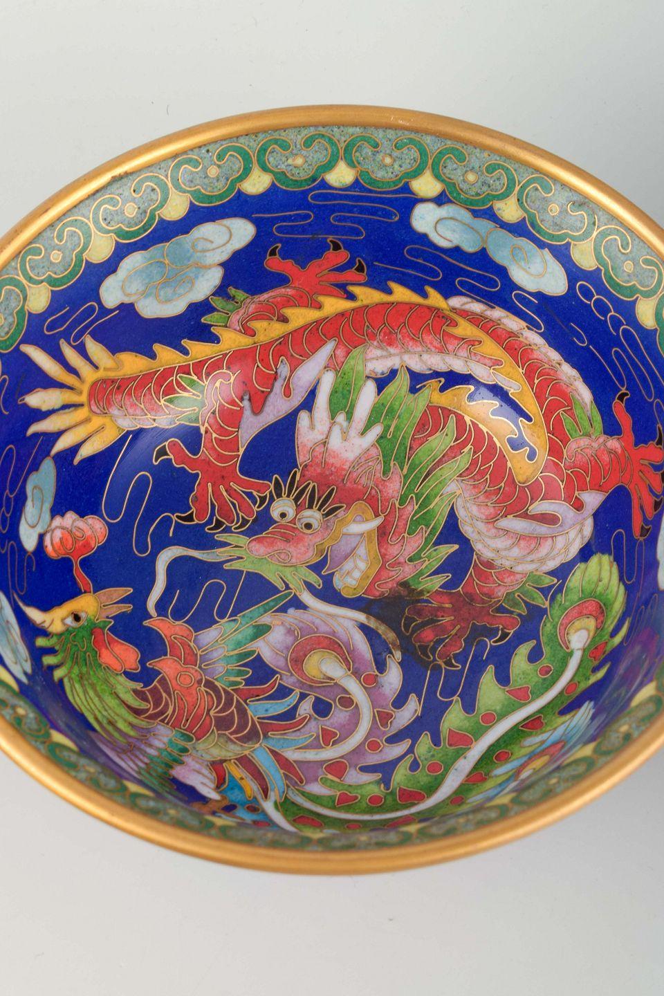 Chinois A pair of decorative Chinese bowls, porcelain and cloisonné. 20th C. en vente