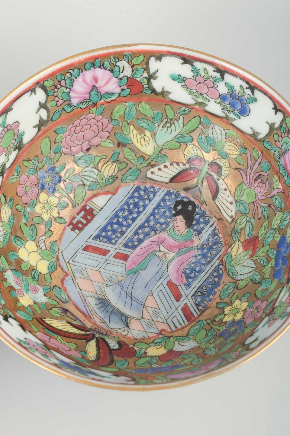 A pair of decorative Chinese bowls, porcelain and cloisonné. 20th C. Bon état - En vente à København, Copenhagen