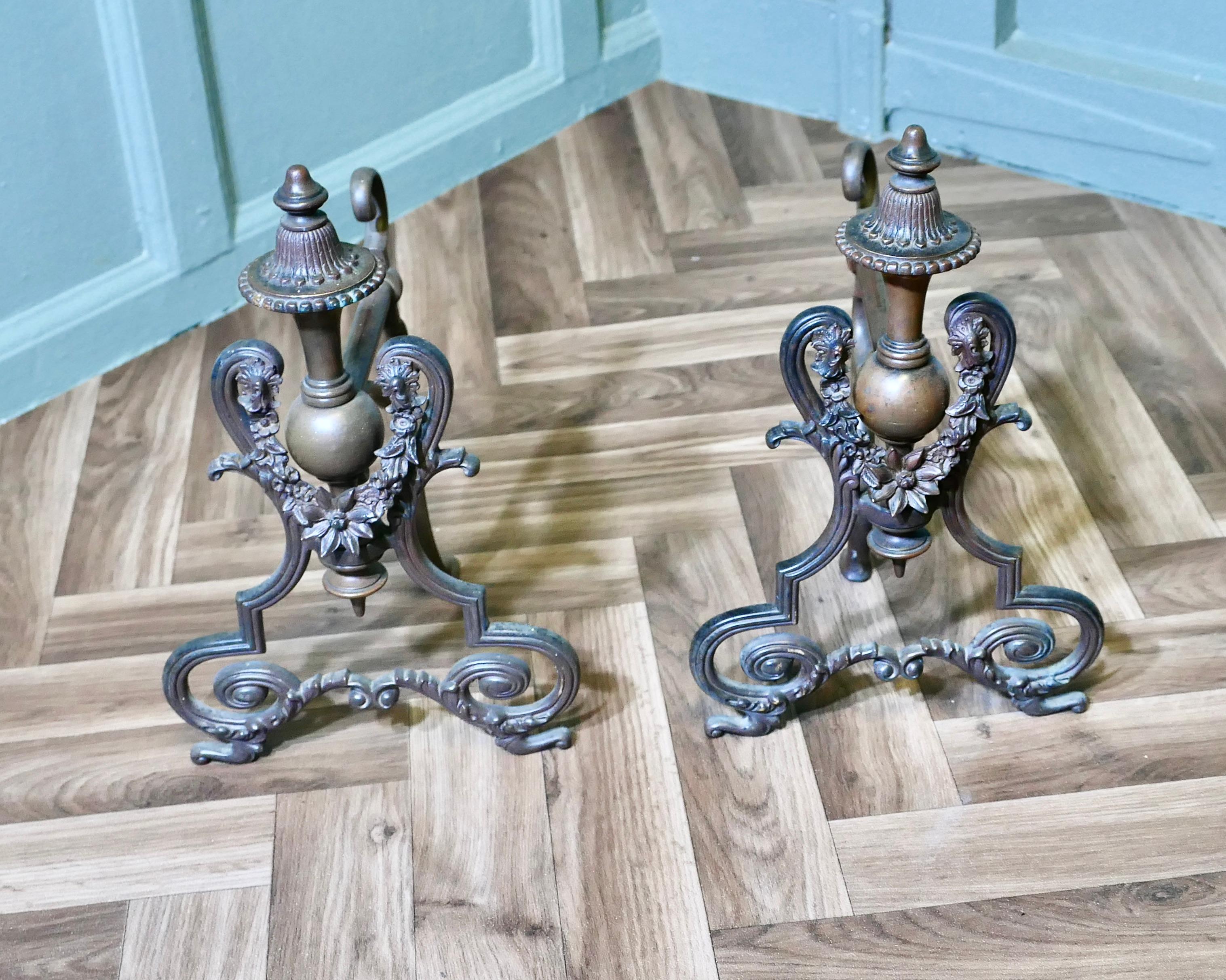Una coppia di androni o chenet decorativi in ottone francesi 

Si tratta di un'attraente coppia di androni francesi in ottone, il massimo dello Chateau Chic.
Le chenet sono in ottone e sono di colore scuro con una buona patinatura.
I Chenet sono