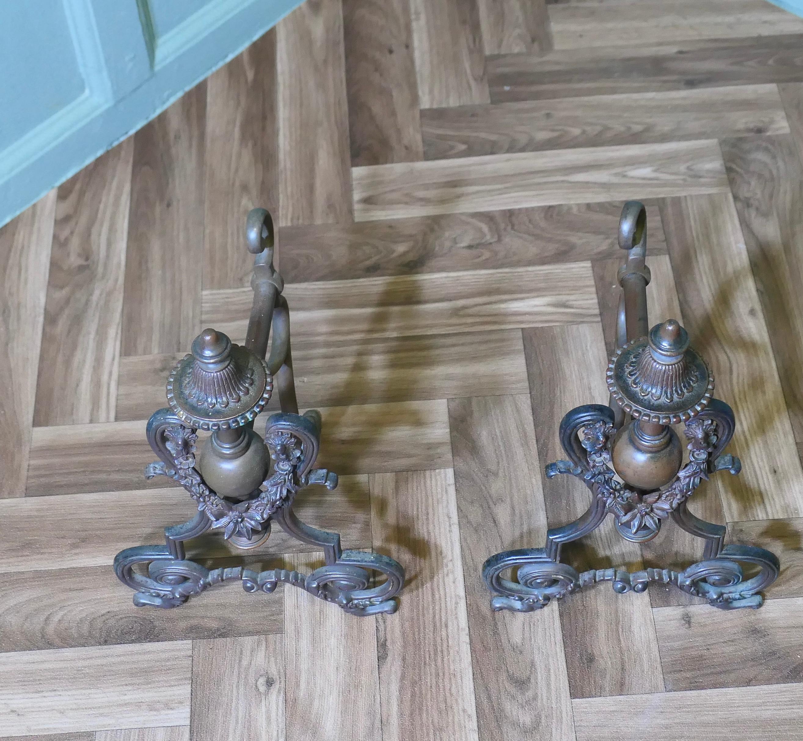 Mid-Century moderno Una coppia di androni o chenet decorativi in ottone francesi in vendita