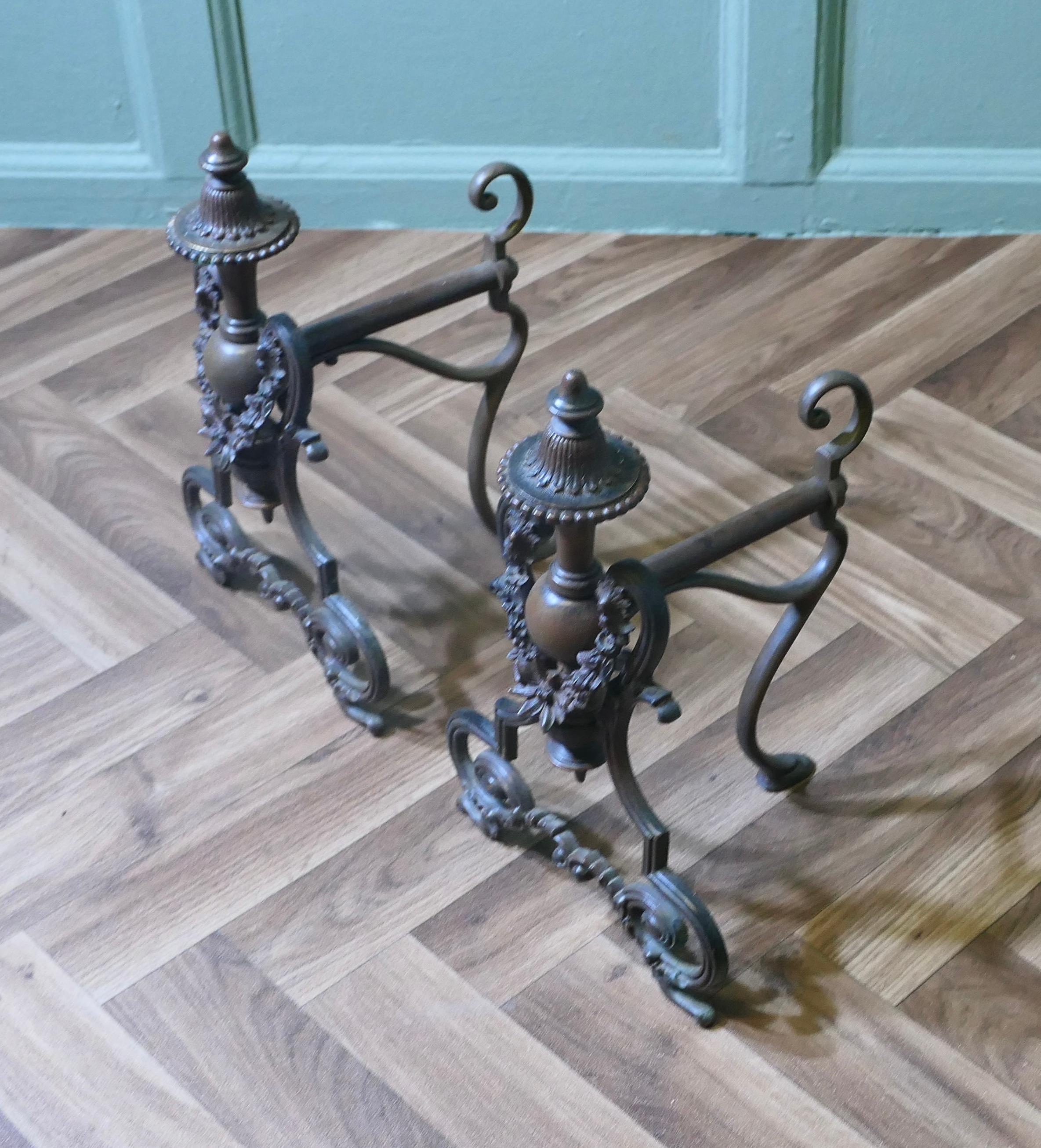 Una coppia di androni o chenet decorativi in ottone francesi In condizioni buone in vendita a Godshill, Isle of Wight