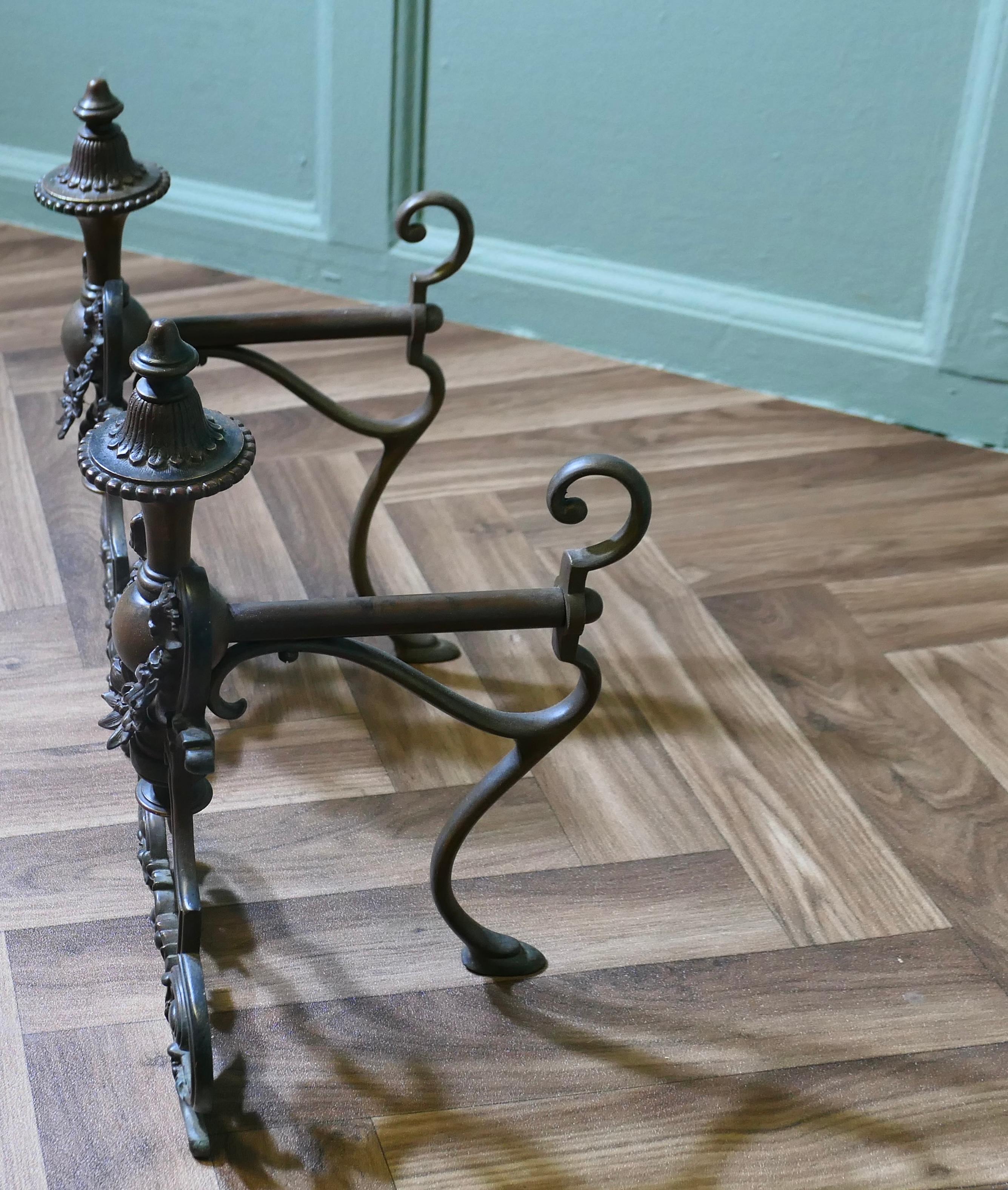 XX secolo Una coppia di androni o chenet decorativi in ottone francesi in vendita