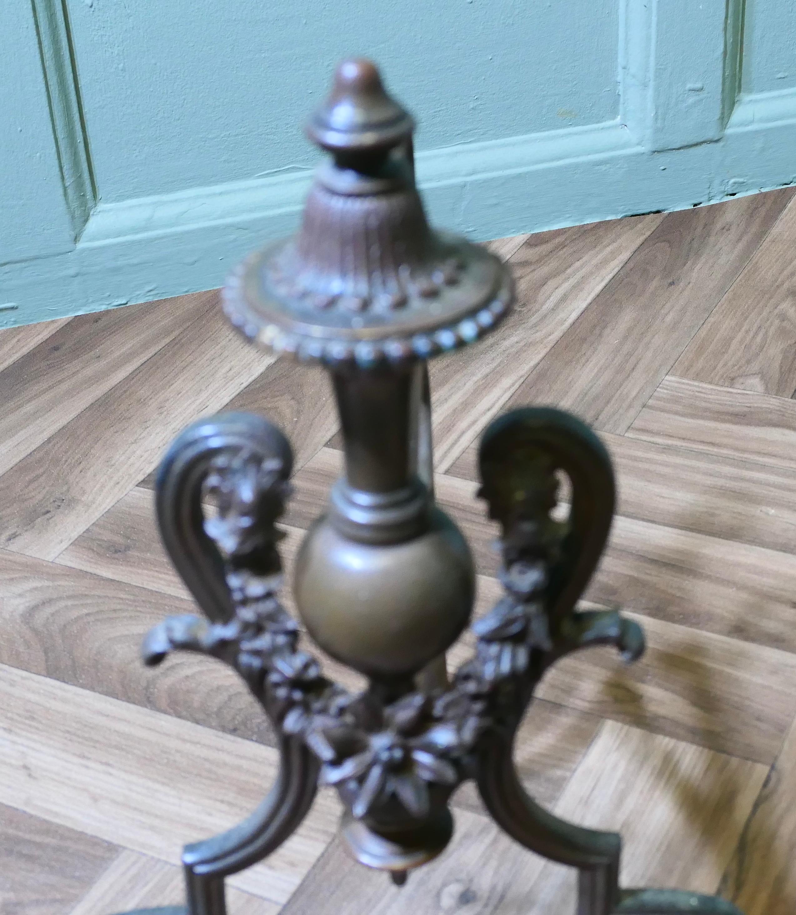 Ottone Una coppia di androni o chenet decorativi in ottone francesi in vendita