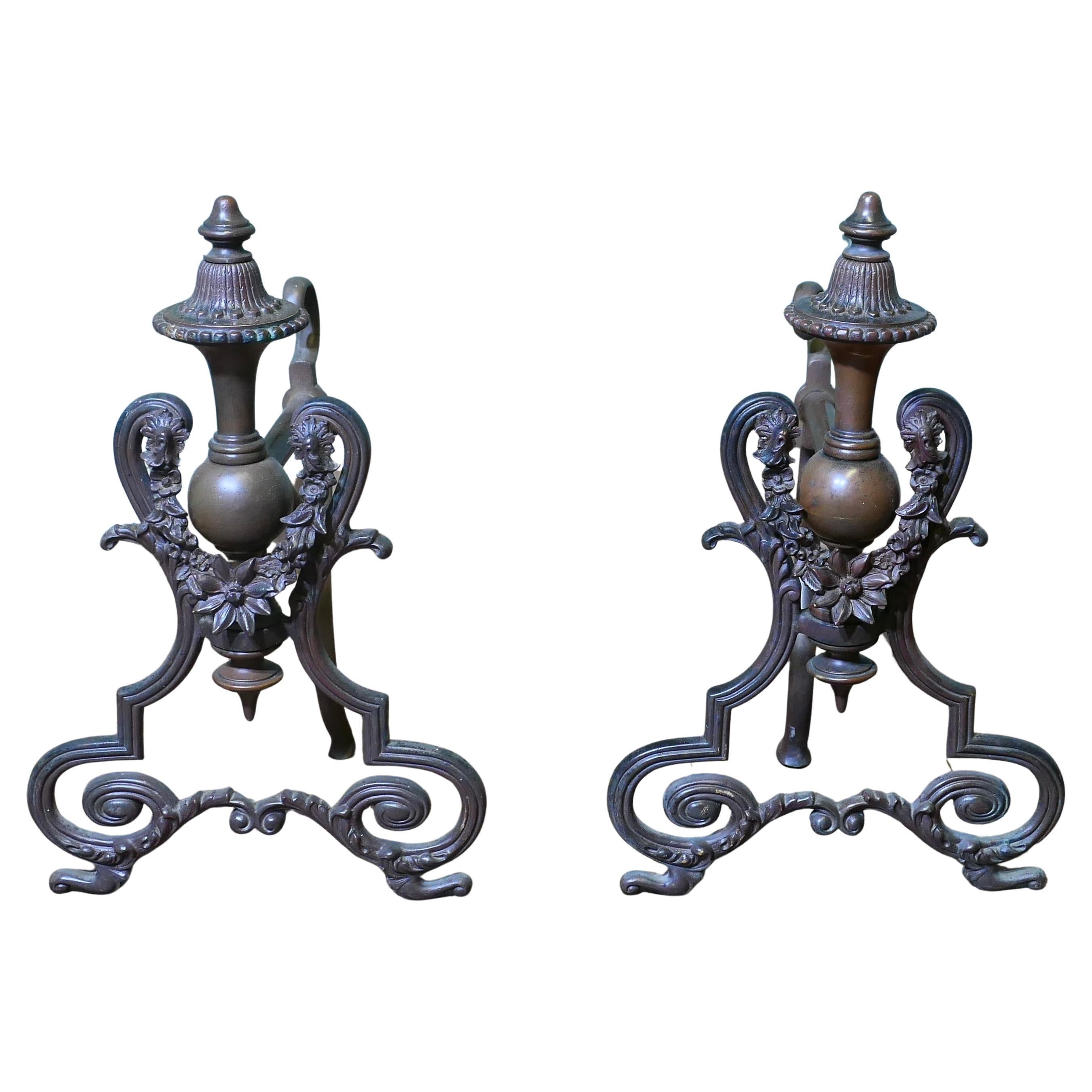 Paire de chenets ou andirons décoratifs en laiton français