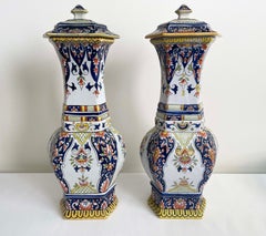 Paire de vases décoratifs français Quimper, 20ème siècle