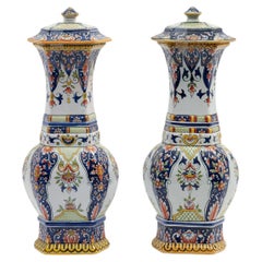 Paire de vases décoratifs français Quimper, 20ème siècle