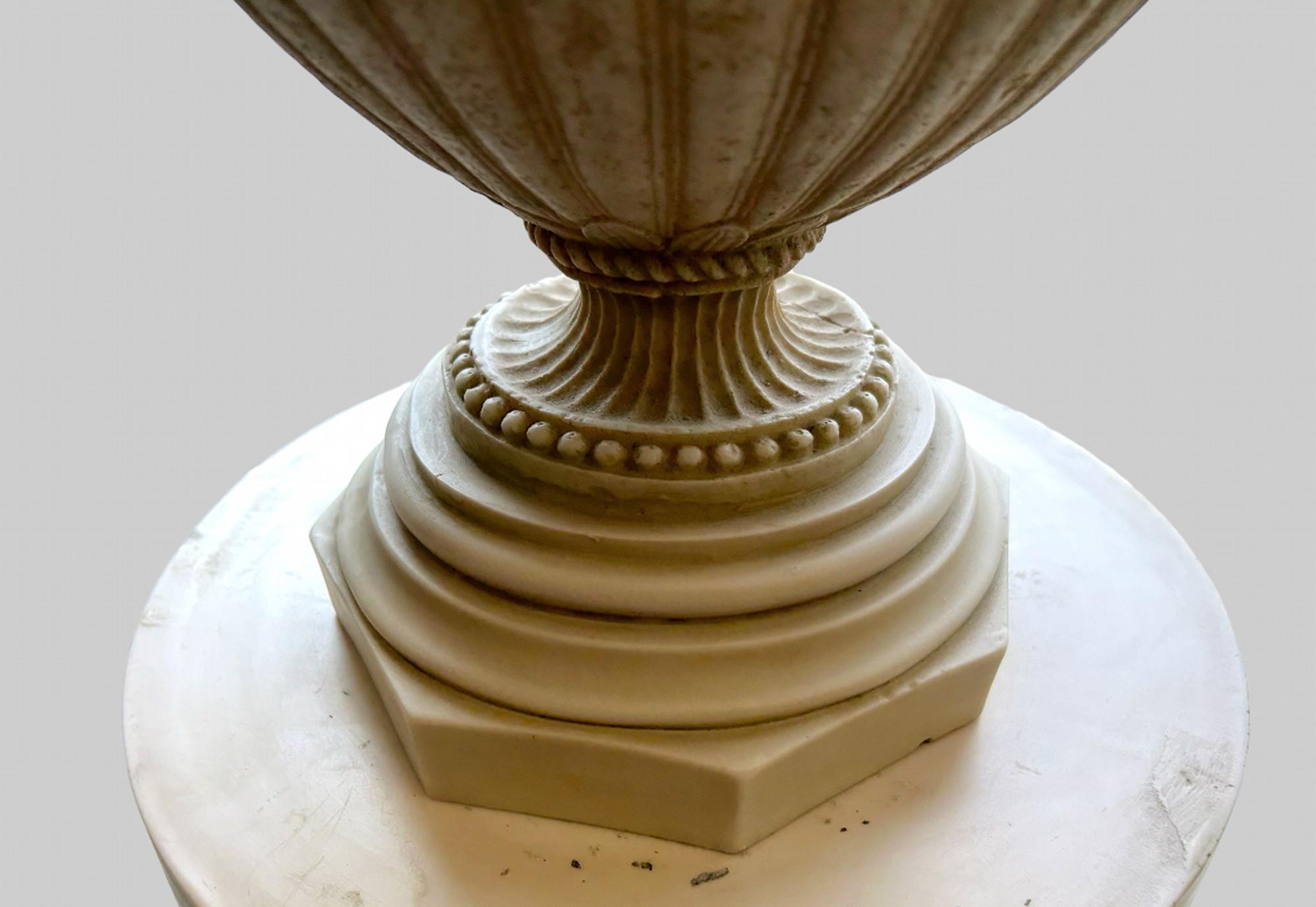 Ein Paar dekorative Pedestale mit Deckelurnen (20. Jahrhundert) im Angebot