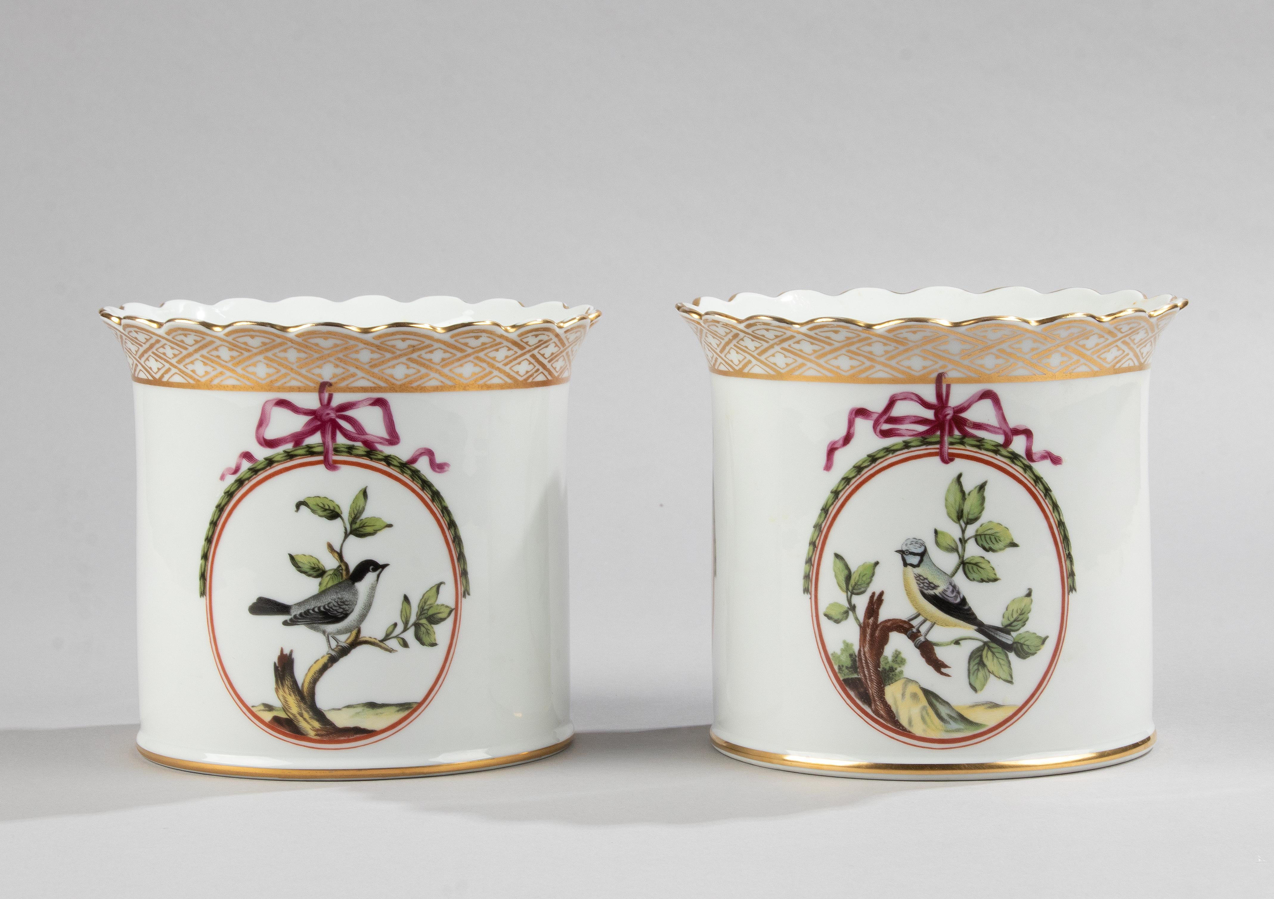 Une belle paire de jardinières / cache-pots en porcelaine, fabriqués par la marque française Haviland Limoges. 
Il s'agit de reproductions datant des années 80, les originaux datant de 1760-1780. 
La paire est en bon état. Pas d'ébréchures ni