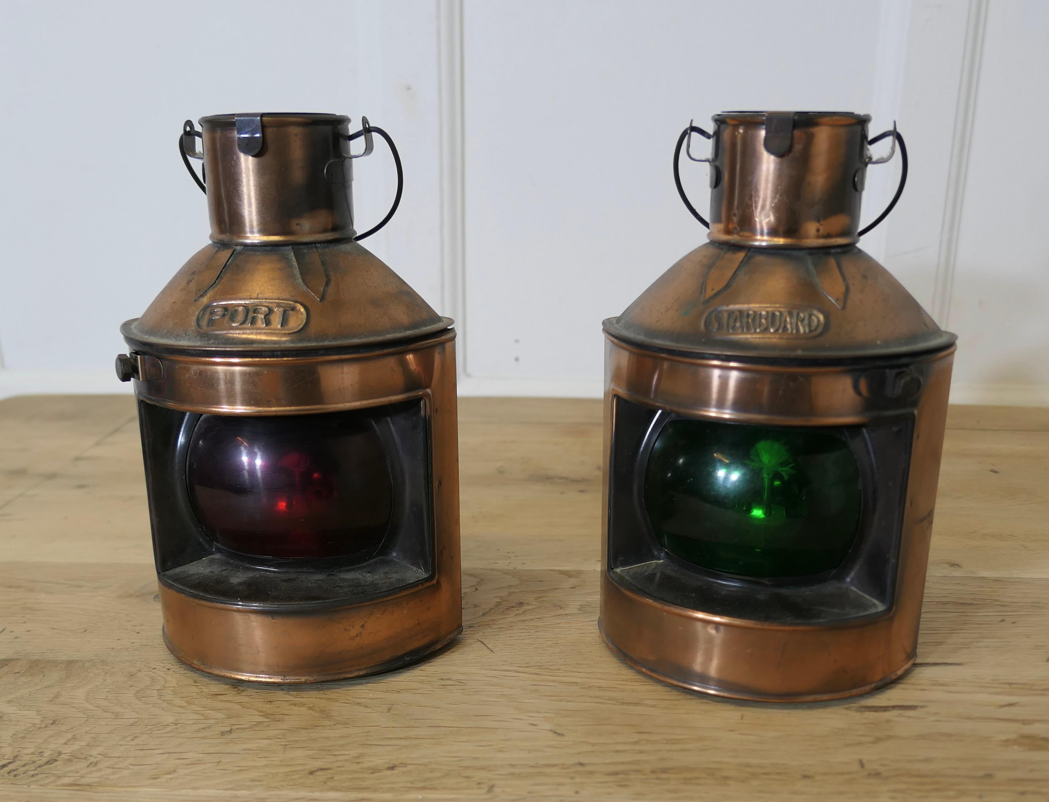 Ein Paar dekorative Schiffe Kupfer Backbord und Steuerbord Lichter

Die Lampen haben eine flache Seite mit dicken gewölbten und geriffelten Glasfronten, eine in Rot und die andere in Grün. 
Ein tolles Deko-Lampenset, mit Spiritusbrenner, ein schönes