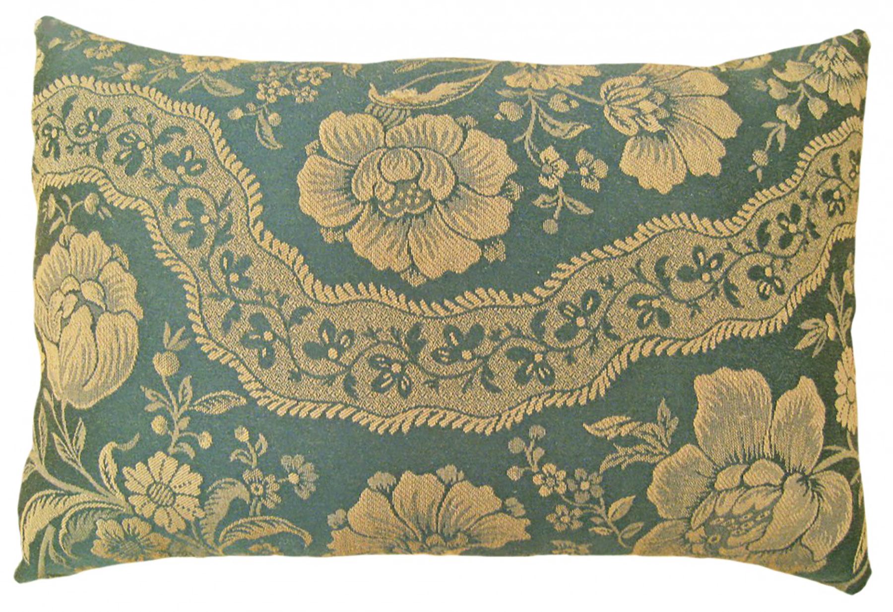 Pair of Decorative Vintage European Chinoiserie Fabric Pillows with Floral In Good Condition For Sale In New York, NY