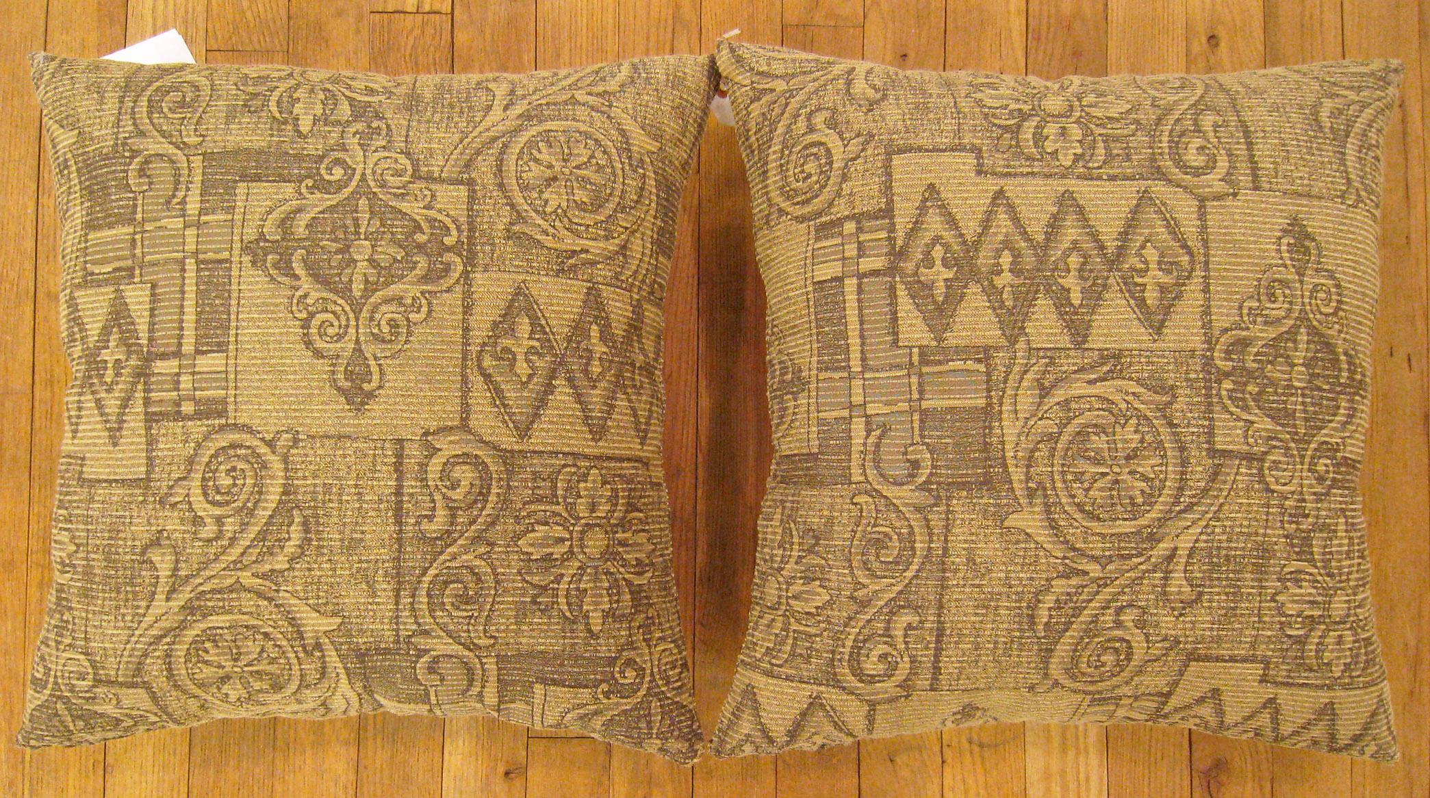 A Pair of Vintage Floro-geometric Fabric Pillows ; size 1'8” x 1'6” Each.

A vintage american pillows with geometric abstracts in a beige central field, size 1'8” x 1'6” each. This lovely decorative pillow features a vintage fabric of a American