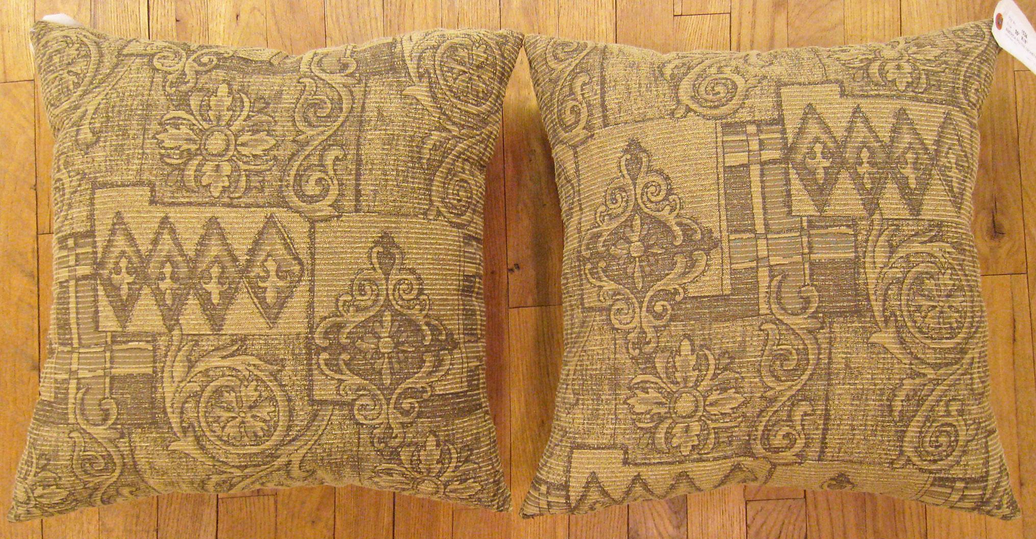 A pair of Vintage Floro-geometric fabric pillows ; size 1'8” x 1'6” each.

A vintage american pillows with geometric abstracts in a beige central field, size 1'8” x 1'6” each. This lovely decorative pillow features a vintage fabric of a American