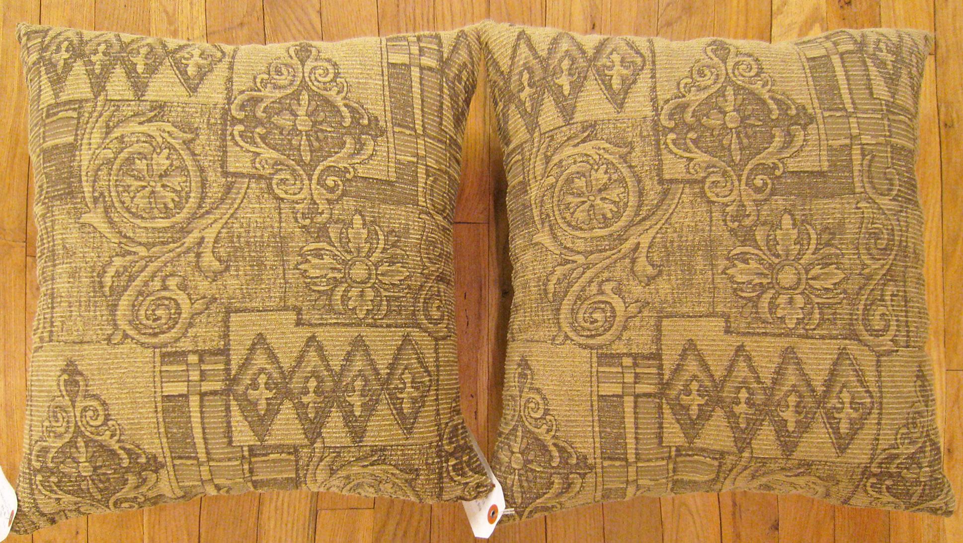 Paire de coussins décoratifs vintage en tissu à motifs floraux géométriques Bon état - En vente à New York, NY