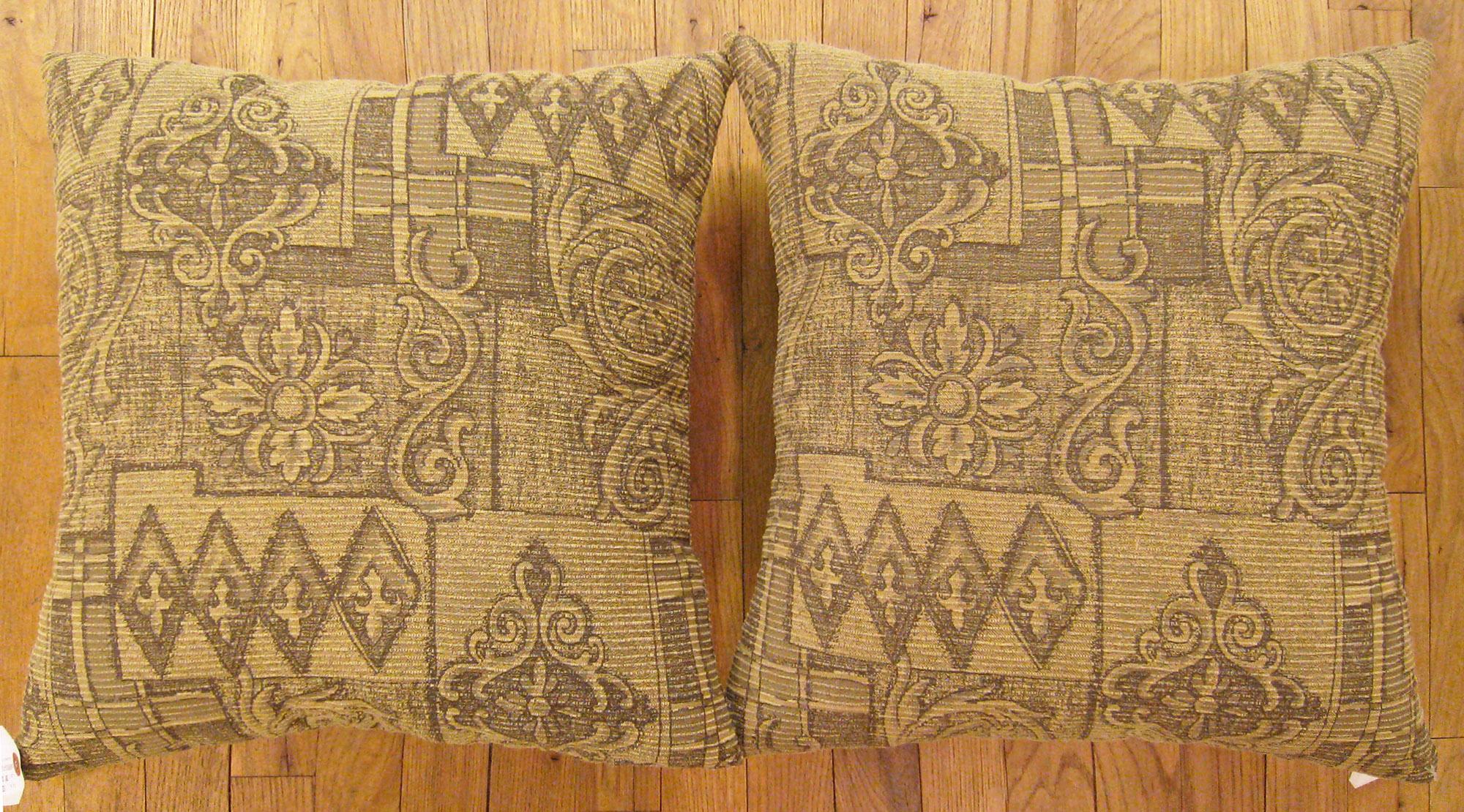 Pair of Decorative Vintage Floro-Geometric Fabric Pillows In Good Condition For Sale In New York, NY