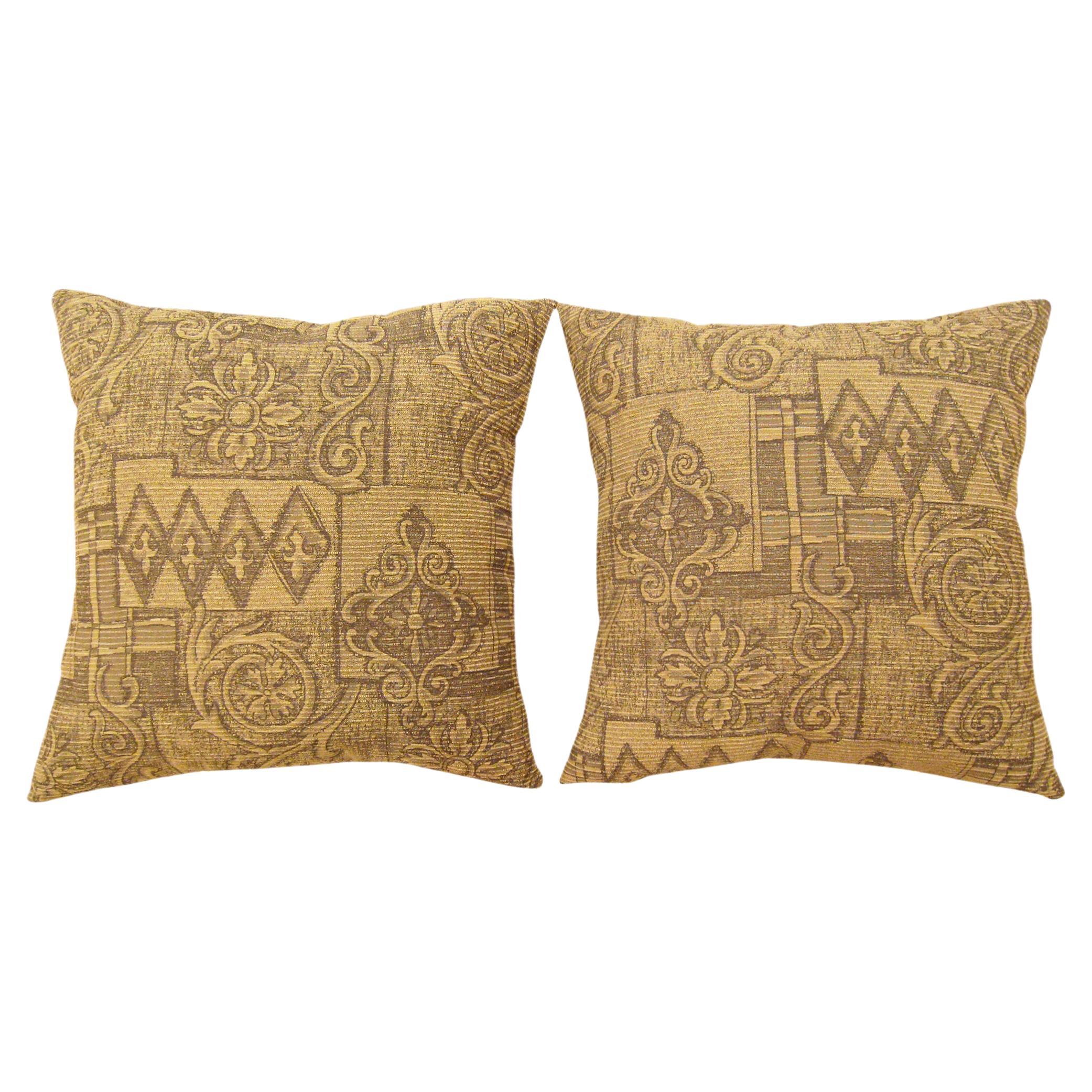 Paire de coussins décoratifs vintage en tissu à motifs floraux géométriques en vente