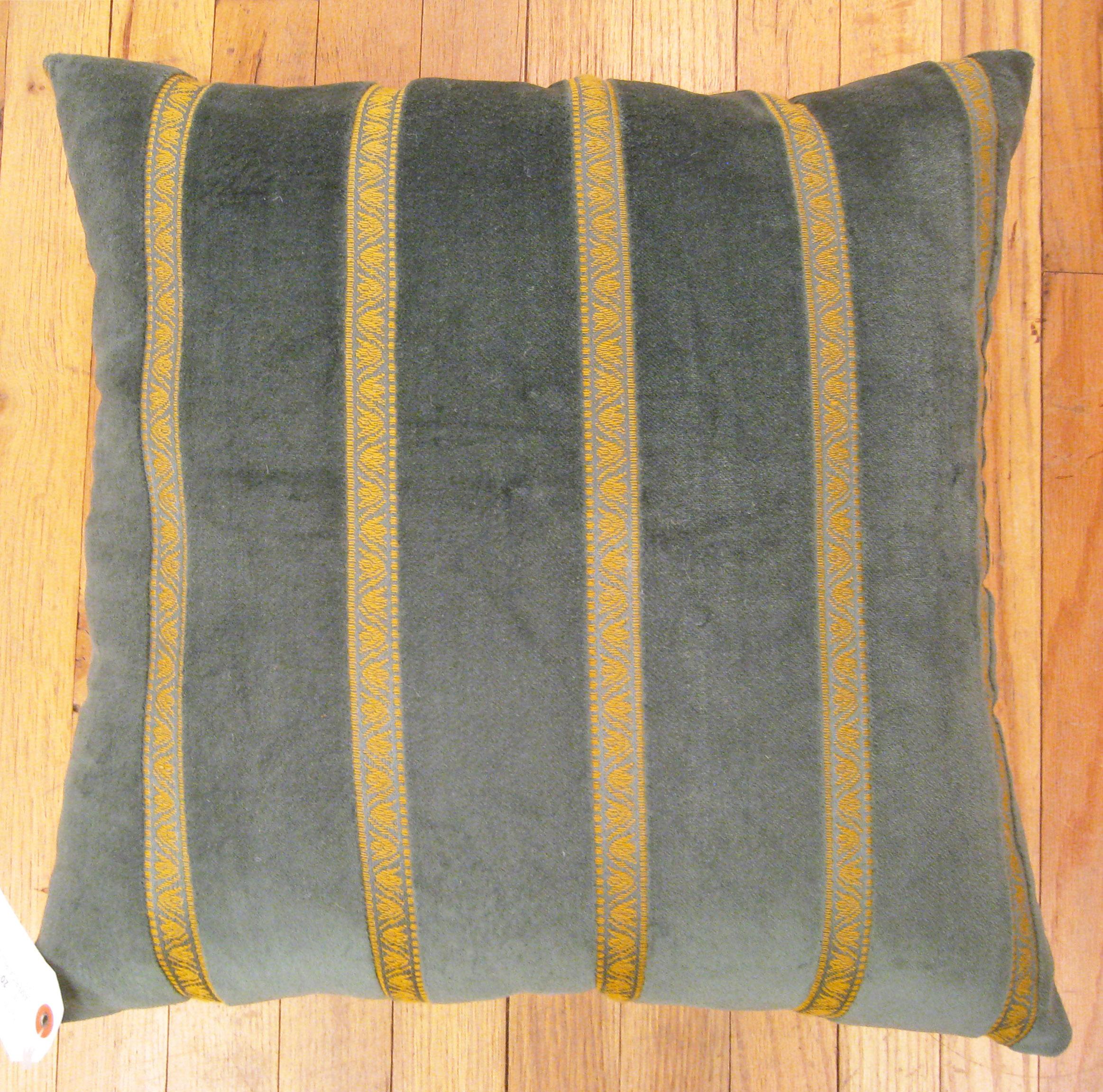 Pair of Decorative Vintage Green Velvet American Art Deco Pillows For Sale 3