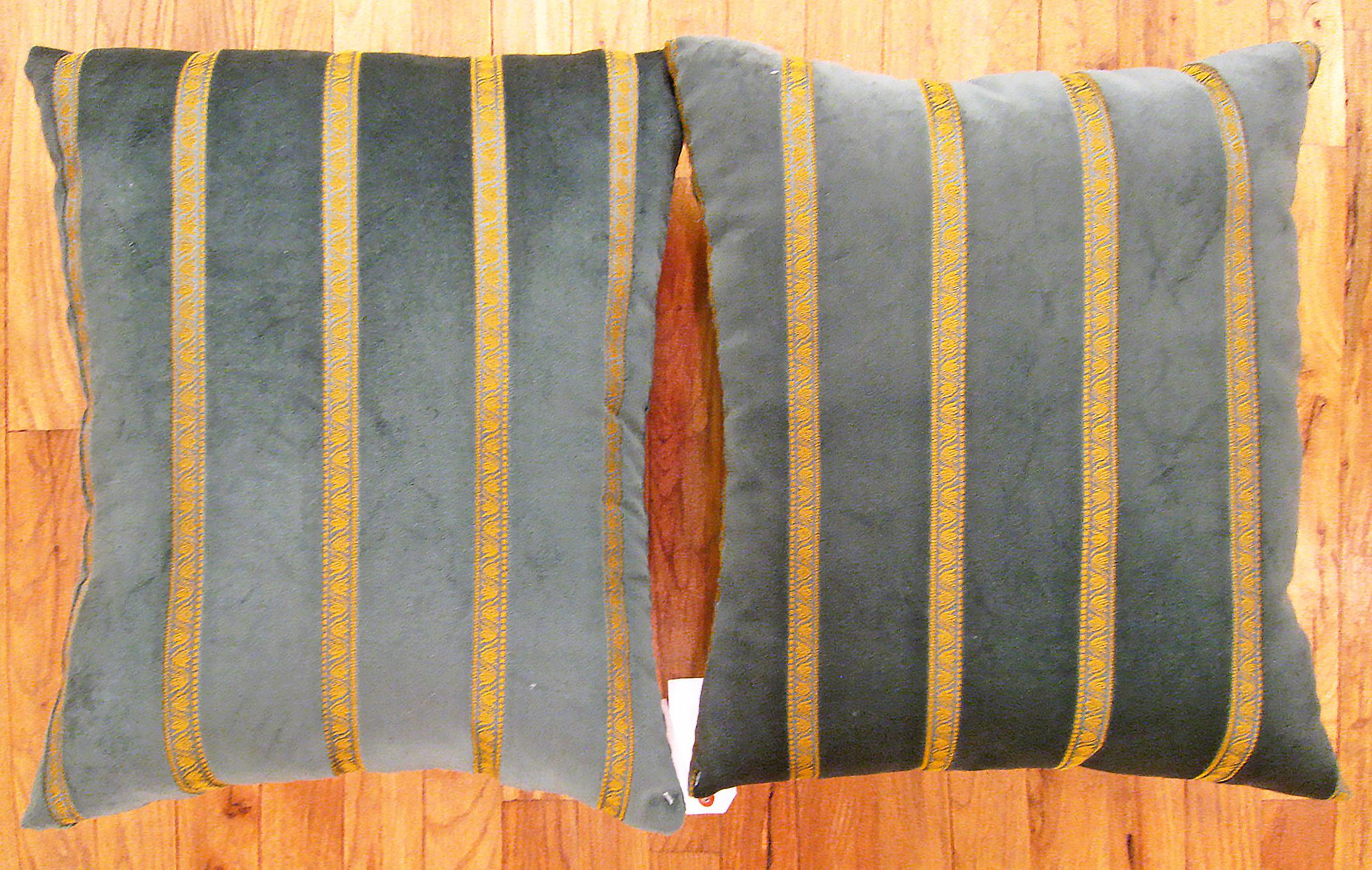 Une paire de coussins Art déco américains en velours vert ; taille : 22
