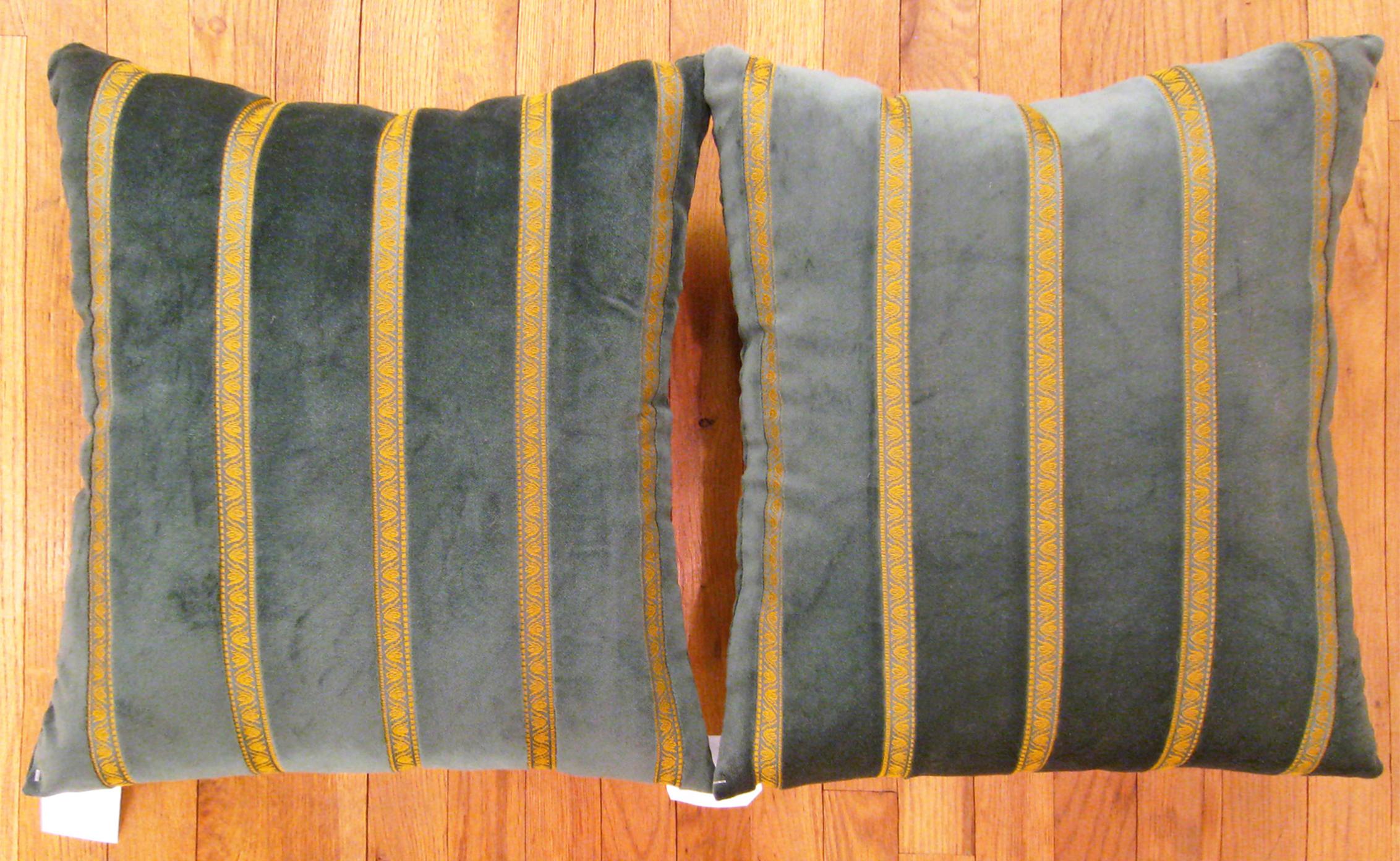 Paire de coussins Art Déco américains en velours vert ; dimensions : 22